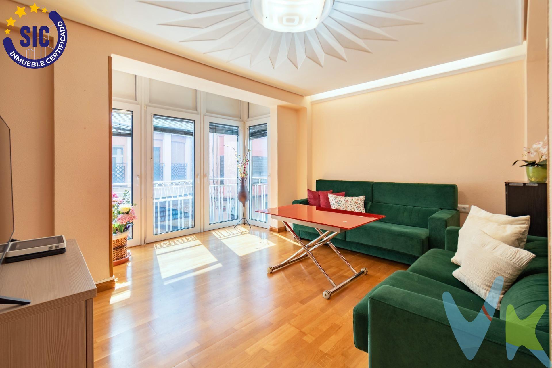 ¡Gran oportunidad! Amplia vivienda en pleno centro de Castellón. Te presentamos este magnífico piso situado en la calle Bartolomé Reus, en el corazón de Castellón. Con una superficie generosa, esta vivienda ofrece cuatro dormitorios, dos baños completos, un amplio salón-comedor, cocina independiente y galería. Uno de los dormitorios tiene acceso directo a un patio interior cubierto de aproximadamente 15 m², un espacio ideal para disfrutar de reuniones con familiares y amigos con total privacidad o también un espacio a utilizar para el juego de los niños de la casa. Las estancias son muy amplias y luminosas, lo que proporciona una gran sensación de confort. Además, te damos la opción de adquirir una plaza de garaje en concesión en la Plaza Fadrell, ubicada a pocos metros de la vivienda, para mayor comodidad. Su excelente ubicación en el centro de la ciudad te permitirá disfrutar de todos los servicios a tu alcance: comercios, restaurantes, colegios y transporte público, sin necesidad de tener que desplazarte en automóvil. ¡No dejes pasar esta oportunidad! Contacta con nosotros para más información o para concertar una visita. ¡Esta vivienda te está esperando!