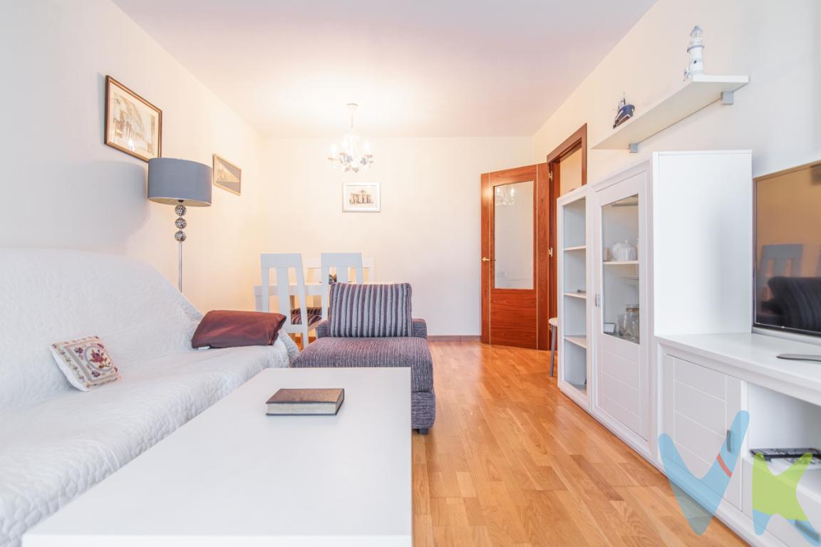 Descubre esta fantástica vivienda situada en Luanco, pintoresca y encantadora localidad costera, capital del concejo de Gozón, donde la calidad de vida y el encanto del norte se unen a la perfección.Te presentamos este bonito piso de 70 m², ubicado en un edificio moderno del año 2010 que cuenta con zonas ajardinadas y piscina, ideales para relajarse y disfrutar del buen clima durante los meses más cálidos sin salir de casa.La vivienda se vende totalmente equipada, lista para entrar a vivir,  se distribuye en 2 dormitorios con armarios empotrados, 2 baños completos (uno de ellos en suite), un cómodo y acogedor salón-comedor y una cocina independiente con acceso a terraza-tendedero. Todo ello conforma un espacio funcional, luminoso y con un estilo actual.Se trata de una opción perfecta tanto como residencia habitual, segunda vivienda junto al mar o como inversión, con gran potencial para obtener una buena rentabilidad en periodos de alta demanda turística como Semana Santa y los meses estivales.Además, el inmueble dispone de plaza de garaje y trastero, aportando un plus de comodidad y almacenamiento.Pero si algo marca la diferencia, es su ubicación. Luanco es un precioso pueblo marinero conocido por su ambiente tranquilo, su excelente gastronomía y sus playas. Cuenta además con puerto deportivo, ideal para los amantes del mar y la navegación, lo que añade un valor diferencial a la zona. La cercanía al transporte público facilita el día a día y garantiza buenas conexiones.A pocos minutos paseando podrás disfrutar de lugares tan bonitos como la Playa de Luanco, la Playa de la Ribera,  su cuidado casco histórico o el tradicional muelle, donde disfrutar de la mejor gastronomía local en un ambiente animado durante todo el año.Su proximidad a Gijón y Oviedo permite combinar la tranquilidad del entorno costero con todos los servicios de la ciudad.Una oportunidad perfecta tanto para disfrutar como para rentabilizar desde el primer momento.No lo dudes y llama para agendar tu visita!PRECIO DE VENTA SIN GASTOS NI IMPUESTOS INCLUIDOS: El precio de venta no incluye gastos de notaría, registro de la propiedad, gestoría, ni el Impuesto de Transmisiones Patrimoniales (ITP) o el IVA/AJD. HONORARIOS: El precio de venta no incluye los honorarios que se devengan a cargo del cliente comprador por la prestación de servicios de asesoramiento y gestión. El importe asciende al 2%, con un mínimo de 2.000 EUR, del Precio de Venta (IVA no incluido). Dichos honorarios deberán ser abonados a la firma de la escritura pública. 