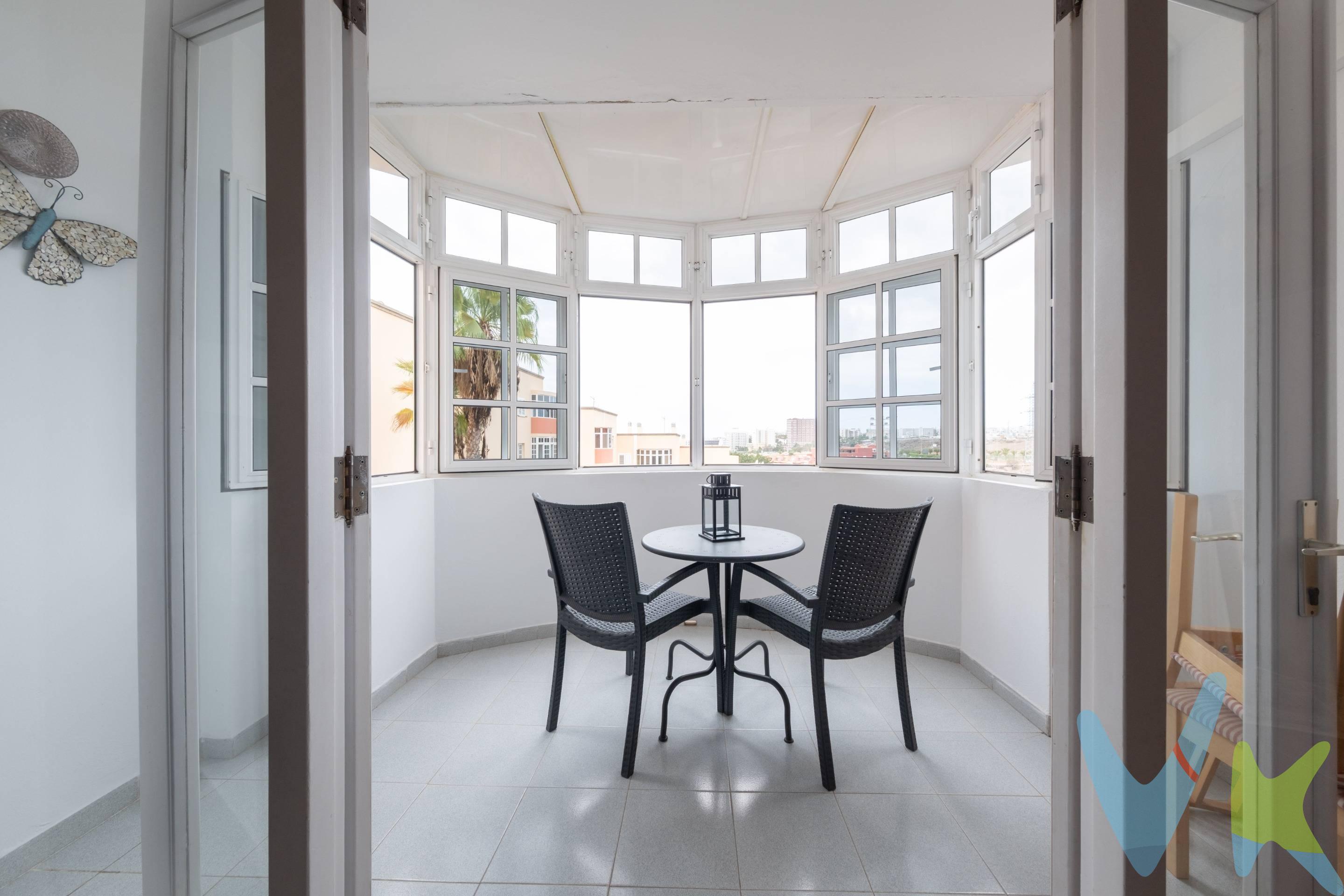 A 5 minutos caminando de la Playa de Las Burras, vive el estilo único del sur de Gran Canaria en este encantador ático en la calle Las Margaritas 39, en San Agustín-Bahía Feliz. Con 109 m² construidos y 89 m² útiles, está listo para entrar a vivir y pensado para disfrutar la luz de la isla: tres dormitorios (uno doble), dos baños, cocina independiente con solana y orientación sur-este y sur-oeste que llena de sol cada estancia. Desde la terraza superior podrás relajarte, tomar el sol y contemplar las dunas y la playa de Maspalomas. La urbanización privada ofrece acceso peatonal directo a la playa, barrera de control para vehículos y un entorno tranquilo rodeado de árboles. Con servicios cercanos, transporte público, colegios y más de 300 días de sol al año, aquí no solo adquieres una vivienda: eliges un estilo de vida relajado. Además, resulta muy interesante para inversores al ser apto para la RIC.