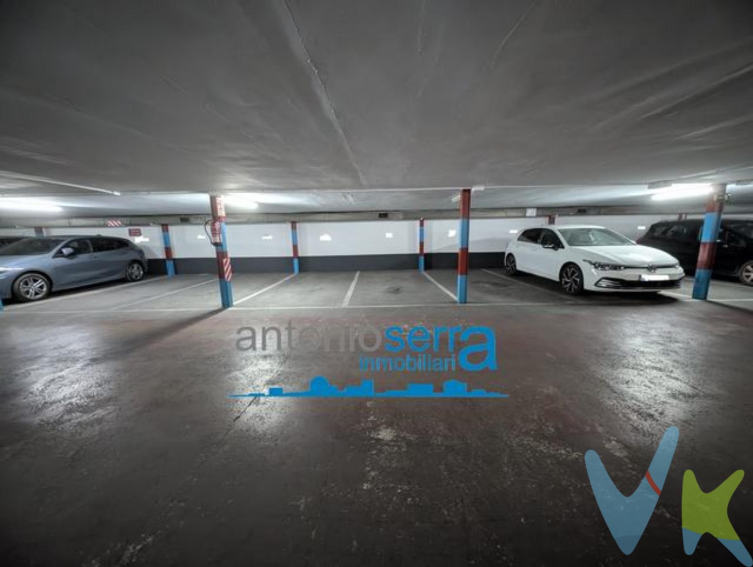 ¿Cansado de buscar aparcamiento en el centro de Valencia? ¡Aquí tienes la solución definitiva! Se vende una plaza de garaje de 10 m² ubicada en una zona inmejorable. Medidas: 5 metros de largo x 2,11 metros de ancho. Perfecta para un coche de tamaño mediano o grande. Ubicación: En pleno centro de Valencia, lo que te permite olvidarte de los problemas de estacionamiento y las multas. La plaza de garaje está en un parking con fácil acceso y maniobra, ideal para conductores que buscan comodidad y seguridad. Una inversión inteligente en el corazón de la ciudad. Para más información, no dudes en contactarnos. **Superficie catastral. (Ref :2522 ), 40.000 EUR . Para cualquier información no dudes en llamarnos al 96 110 17 50 ☎. No pierdas la oportunidad de venir a visitarnos. Estamos en la Calixto III nº 34, CP 46008 de Valencia. www.antoniojserra.com.El precio anunciado no incluye gastos como impuestos, notaría, Registro de la Propiedad ni los honorarios de la agencia inmobiliaria. Este anuncio es meramente informativo y no vinculante.