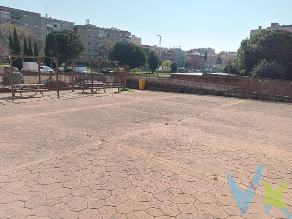 Bonita Planta Baja con gran Jardín de 75m2. Todo exterior, como un cuatro vientos.  Plaza de aparcamiento para coche grande, en la misma finca (Incluido en el precio).    Ubicado en la Carretera de Santiga.  Zona els Pinetons. Ripollet.    Finca semi-nueva del año 2001.  Con ascensor.    Consta de:  Una Superficie construida de vivienda de 69m2 y un Jardín privado de 75m2 (Según plano del arquitecto).    Jardín con salida desde el salón comedor y los 2 Dormitorios dobles. Amplia cocina independiente con Galería y Baño de 4 piezas con bañera.    Dispone de:  Calefacción por radiadores. Carpintería exterior de aluminio. Carpintería interior de madera y Suelos de gres. Gas natural.    No deje la Oportunidad de hacer de este piso su HOGAR.    Los muebles y enseres que aparecen en las fotografías, no están incluidos en el precio.  **Fotografías del Jardín actuales y realizadas por Inteligencia Artificial**    Honorarios a cargo del vendedor.  Gastos del comprador, no incluidos en el precio (ITP, Registro, Notario, etc?EUR?.)    Condición de gran tenedor: No    CEE Vigente hasta el 03-03-2036 // nº NC8D5JG1T  CHB Vigente hasta 22-05-2041 // nº 01454826001    