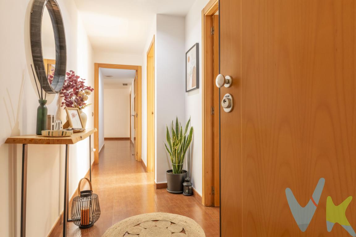 Descripción: ¡Tu nuevo hogar te espera en Rafelbunyol! Presentamos esta fantástica vivienda de 120 m² construidos (87 m² útiles), construida en 2008, perfecta para quienes buscan confort, espacio y una ubicación inmejorable.Características destacadas:Climatización total: Equipado con calefacción y aire acondicionado por conductos para mantener la temperatura ideal durante todo el año.Patio interior privado de 25 m²: Un gran espacio exterior propio, perfecto como zona de ocio, comedor de verano, parque para niños o jardín urbano.Plaza de garaje incluida: Desconecta de la búsqueda de aparcamiento con total comodidad.Almacenamiento optimizado: Armarios empotrados vestidos y funcionales en sus habitaciones para maximizar el espacio.Distribución y calidades: El piso cuenta con 3 habitaciones espaciosas y muy luminosas, ideales para dormitorios, zona de juego o teletrabajo, y 2 baños completos. El salón-comedor es amplio y acogedor, con salida a un coqueto balcón exterior. La cocina es independiente, práctica y funcional.Ubicado en una 1ª planta con ascensor, el edificio destaca por sus accesos adaptados y su excelente conservación.Ubicación estratégica: Situado en una de las zonas más demandadas de Rafelbunyol, a un paso de la estación de metro, conectando rápidamente con el centro de Valencia y alrededores. Disfruta de la tranquilidad de un municipio consolidado con todos los servicios al alcance de la mano (supermercados, colegios, centros médicos y zonas verdes).Una oportunidad única como primera vivienda o inversión segura. ¡Ven a visitarlo y enamórate de su patio y sus acabados! Contáctanos para agendar una visita. NOTA IMPORTANTE SOBRE ESTE ANUNCIO: Renderizado e IA Para facilitar la visualización del potencial real de esta propiedad, queremos informar de manera transparente a los interesados que algunas de las imágenes presentadas en este anuncio han sido optimizadas y mejoradas mediante Inteligencia Artificial (IA) y herramientas de home staging virtual.Se muestra a título informativo y no contractual. El precio no incluye lo siguiente: Honorarios de la agencia inmobiliaria, impuestos (IVA, ITP) y otros gastos de la Compraventa (notaria, gestoría y registro)
