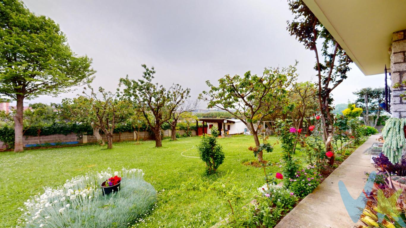 Chalet independiente en finca urbana. Vistas panorámicas.La casa cuenta con unos 330m2 repartidos en 3 plantas.Posibilidad de construir otra casa de unos 250m2 en el terreno sobrante. Distribución del chalet: Planta baja.- Dispone de una habitación, sala, cuarto de máquinas, otro gran espacio con ventana que cuenta con un lavabo y amplio garaje.Planta principal.- Hall de entrada, amplia cocina con salida a terraza, salón, 3 habitaciones y 2 baños completos.Planta bajocubierta.- Zona de salón de invierno con gran chimenea de granito, comedor y sala de estar, 2 dormitorios, 1 oficina, amplio baño con jacusi, 1 trastero.En el exterior, cuenta con una zona de aparcamiento en su parte Norte, al Sur una parcela actualmente destinada a jardín, en la que se puede construir otra edificación de unos 200m2   
