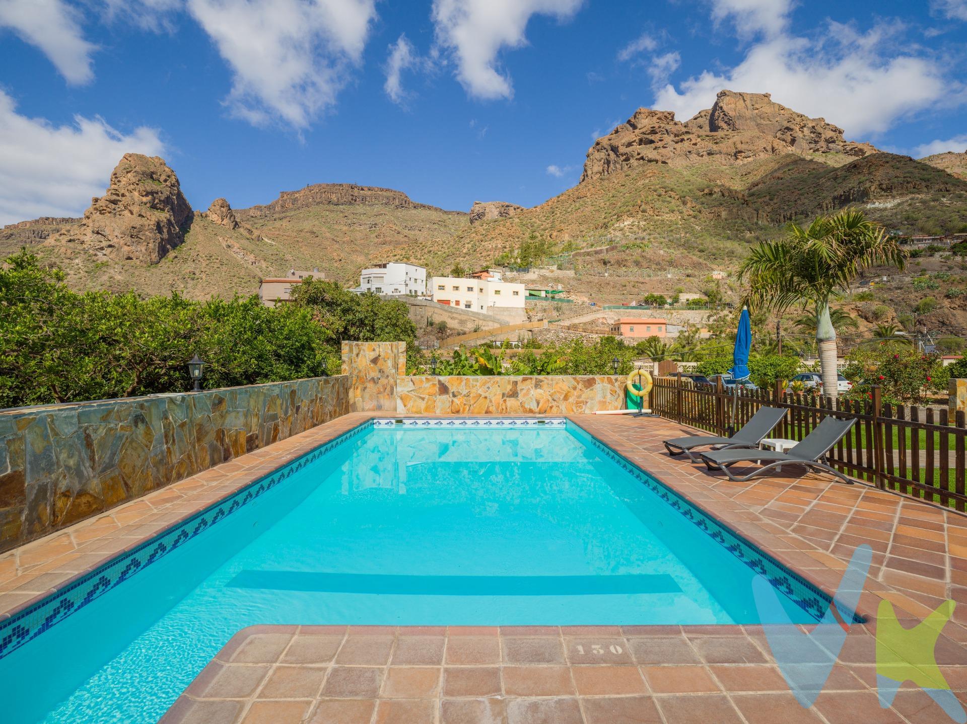 Descubra el encanto y la exclusividad de esta espectacular propiedad rural, ubicada a solo 10 minutos en coche desde Arguineguín hacia las montañas. Con casi 12.000 m² de terreno, esta finca no solo es amplia, sino un verdadero refugio de paz y belleza natural. Características Principales:. Chalet de una sola planta: Diseño rústico con toques modernos, en perfecto estado de conservación, que cuenta con un salón espacioso con chimenea, cocina semi-abierta con electrodomésticos nuevos y dormitorio principal con vestidor y baño privado. Además, dispone de dos dormitorios adicionales con armarios empotrados y un baño compartido, así como un dormitorio doble adicional con baño propio y lavandería que cuenta con entrada privada. Climatización: Todos los espacios ofrecen aire acondicionado para su confort. Exteriores de ensueño: Desde la terraza frontal disfrute de vistas panorámicas ininterrumpidas, mientras que la gran terraza adicional con pérgola y cocina al aire libre con horno etc. es perfecta para reuniones familiares. Destaca también la amplia piscina privada, la pista de petanca y diversas zonas ajardinadas meticulosamente cuidadas, adornadas con árboles frutales, una fuente y esculturas originales del propietario. Privacidad y Naturaleza:. Viva la experiencia de privacidad total en un entorno rodeado de naturaleza, donde cada rincón ha sido cuidado para ofrecer una estética y funcionalidad excepcionales. La propiedad incluye un aljibe de 50.000 litros para riego, asegurando sostenibilidad y autonomía en el cuidado de sus extensas áreas verdes. Listo para Mudarse:. La finca se vende completamente amueblada y equipada, lista para que comience su nueva vida en este paraíso rural. ¡Una oportunidad única!. Visite esta joya de propiedad y descubra todos sus rincones y secretos. Perfecta para aquellos que buscan una calidad de vida superior en un entorno natural, con todas las comodidades modernas. Ideal también como inversión para vivienda vacacional dada su licencia actual. No deje pasar esta exclusiva oportunidad de adquirir un verdadero hogar de ensueño. ¡Contacte para más información y organice su visita hoy mismo!. El precio no incluye impuestos y gastos de la compraventa: Impuesto de Transmisiones Patrimoniales (6,5%), honorarios de Notario, Registro de la Propiedad y gestoría. La oferta se sujeta a errores, cambios de precio, omisión y/o retirada del mercado sin aviso previo.