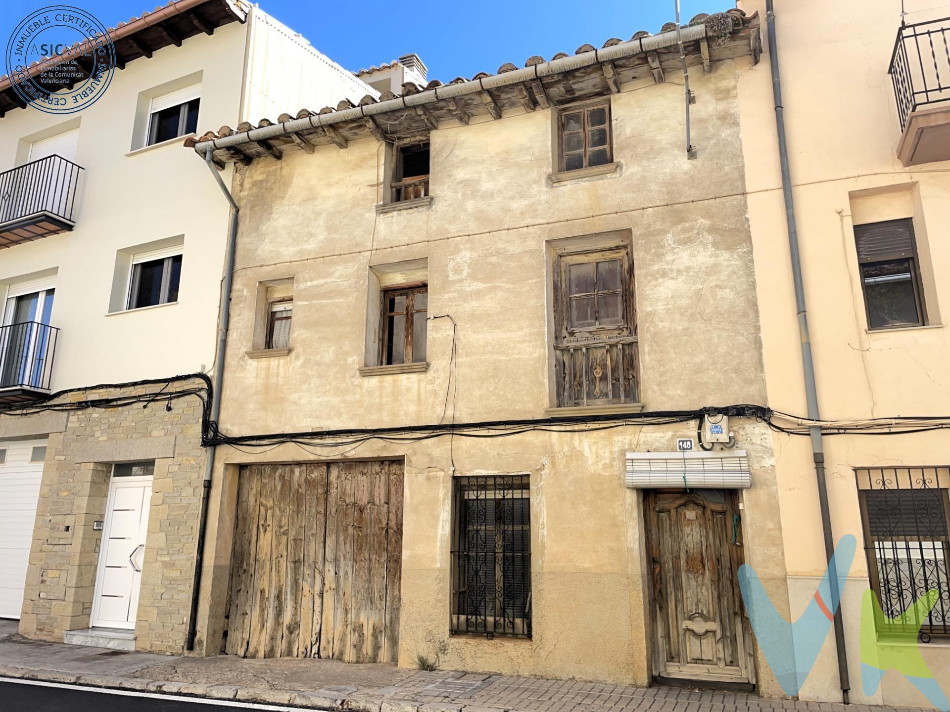Descubre esta encantadora casa de pueblo en Villafranca del Cid, un refugio perfecto para aquellos que buscan una propiedad con potencial. Con 172 m² construidos y tres amplias habitaciones dobles, este hogar es ideal para familias o como proyecto personal. Cuenta con dos baños funcionales y una cocina sin equipar lista para ser transformada según tus preferencias. Cuando entres notarás la esencia clásica de su carpintería interior de madera, junto a los bonitos suelos de gres que aportan carácter al espacio. Además, estarás  en un entorno rural ideal para paseos tranquilos y disfrutar de la naturaleza donde vivir o poder desconectar los fines de semana y vacaciones. Esta casa necesita rehabilitación pero imagina todas las posibilidades: puedes diseñarla a tu gusto y convertirla en el hogar soñado. Entrégate al encanto de este bonito pueblo e inicia aquí tu nueva aventura! Estás a solo 43.800 €  ¡no te pierdas esta oportunidad!. (*) Cláusula de Transparencia y Desglose de Gastos. En cumplimiento de las obligaciones de información previstas en la Ley 10/2025, de 28 de diciembre, de servicios de atención a la clientela y transparencia, así como en la normativa sectorial vigente, se hace constar que el precio indicado no incluye los gastos e impuestos inherentes a la adquisición, los cuales se desglosan a continuación:. - Impuesto sobre Transmisiones Patrimoniales (ITP): Se aplicará el tipo impositivo vigente en la Comunidad Valenciana, generalmente el 10%, sin perjuicio de tipos reducidos aplicables según las circunstancias personales del comprador o las características del inmueble. El impuesto se devenga sobre el Valor de Referencia Catastral o el precio de venta, aquel que resulte superior. Para una información exhaustiva sobre el funcionamiento, tipos impositivos y bonificaciones del ITP, puede consultar el portal oficial de la Agencia Tributaria autonómica en el siguiente enlace: www.atv.gva.es/es/itpajd. - Gastos de Notaría: Los honorarios notariales se calcularán conforme al arancel oficial regulado en el Anexo I, del Real Decreto 1426/1989, de 17 de noviembre, por el que se aprueba el arancel Notarial. - Gastos de Registro: La inscripción en el Registro de la Propiedad se facturará según el arancel oficial establecido en el Anexo I, del Real Decreto 1427/1989, de 17 de noviembre, por el que se aprueba el arancel de los Registradores de la Propiedad. - Gastos de Gestión: Los honorarios por la tramitación administrativa, liquidación de impuestos e inscripción registral, en el supuesto de ser a cargo de la agencia inmobiliaria, ascienden a 302,50 € (IVA incluido). - Honorarios Agencia del Vendedor: incluidos en el precio publicado. - Honorarios Agencia del Comprador: Se informa que eventualmente podrían existir honorarios profesionales a cargo del adquirente, en aquellos casos en que se hubieran contratado previamente los servicios específicos del encargo de compra y en ningún caso estarán vinculados al precio.
