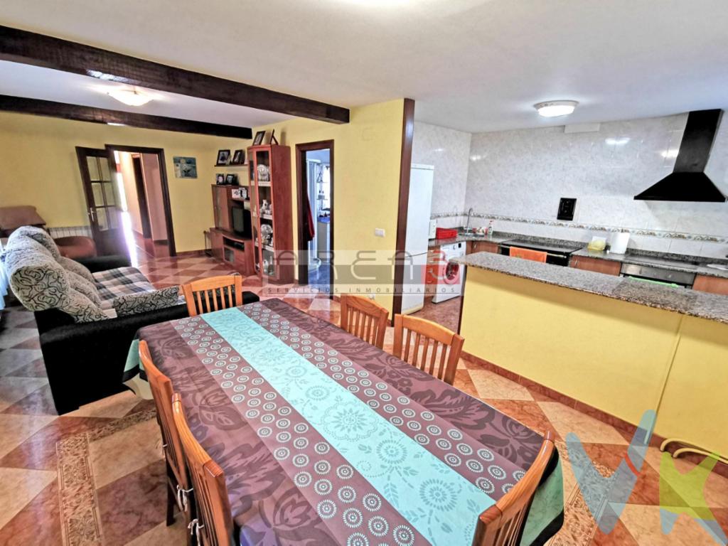 En el corazón de Isequilla, se encuentra esta impresionante casa adosada en venta que te dejará sin aliento. Con una ubicación inigualable y con todas las comodidades que puedas imaginar, este inmueble es el lugar perfecto para que disfrutes de la tranquilidad y el confort que tanto mereces. Al adentrarte en esta casa, te sorprenderás con sus 300 metros útiles distribuidos en 4 amplias habitaciones, ideales para albergar a toda tu familia de manera cómoda y acogedora. Además, con 329 metros construidos, cada rincón de este edificio construido en el año 1900 te brindará un espacio único y lleno de posibilidades. La amplitud de esta casa se hace evidente en cada uno de sus rincones, desde el acogedor balcón que te permitirá disfrutar de las vistas hasta el práctico alcantarillado que ofrece todas las comodidades modernas. Además, con el transporte público a pocos pasos de distancia, moverte por la ciudad será pan comido. Pero eso no es todo, esta casa cuenta con una zona ajardinada que te invita a relajarte y disfrutar de la naturaleza sin salir de casa. Imagina las tardes de verano pasadas en este hermoso jardín, disfrutando de una barbacoa con tus seres queridos y creando recuerdos inolvidables. No pierdas la oportunidad de visitar esta maravillosa casa adosada en Isequilla. Su ubicación, sus comodidades y su encanto te conquistarán desde el primer momento. ¡Llámanos para agendar una visita y descubre por ti mismo todo lo que esta propiedad tiene para ofrecer! 