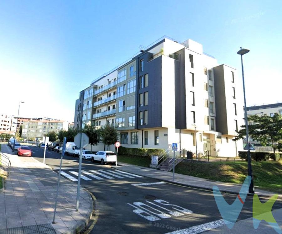 Descubre esta magnífica planta baja ubicada en El Astillero, una zona privilegiada de la Costa de Cantabria. Con una superficie construida de 65 m² y útil de 55,42 m², esta propiedad ofrece un entorno acogedor para disfrutar del día a día. Dispone de dos habitaciones; una doble y otra sencilla, cocina completamente equipada con zona tendedero, cuenta con un baño completo más un aseo y un amplio salón-comedor. La orientación Oeste permite aprovechar al máximo las horas soleadas desde su salón totalmente luminoso. Además, este inmueble cuenta con plaza de garaje privada de 17 m2 y trastero de 3,56 m2 ambos incluidos en el precio. La urbanización tiene instalaciones privadas como zonas infantiles perfectas para los pequeños así como áreas donde podrás pasear y desconectar al aire libre. Ubicado cerca del enlace hacia la Vía Verde del Pas te permitirá disfrutar de un recorrido placentero tanto a pie como en bicicleta mientras exploras una de las ruta más apreciadas de Cantabria. Asimismo está muy bien comunicado ya que está a un paso de paradas de autobuses y de la estación de tren. Además está situado en un núcleo urbano donde existen colegios, institutos, supermercados, centros comerciales, centro de salud, etc.., lo cual añade valor práctico cotidiano sin duda alguna. Por todo lo descrito no esperes más, aprovecha esta oportunidad y reside en una de las mejores zonas de Cantabria a 10 minutos de su capital Santander y de las maravillosas playas que nos ofrece. . Los gastos de Notaria, Registro e Impuestos no están incluidos en el precio