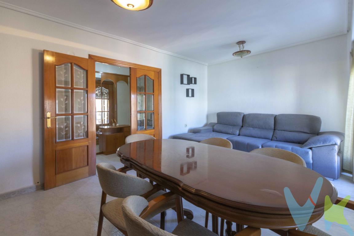 Se vende piso luminoso ( quinto sin ascensor) ubicado en la misma Calle Padre Méndez AL LADO DEL METRO. Una vivienda con gran potencial, ideal para quienes buscan un hogar en el centro o desean realizar una inversión rentable.Características destacadas:3 habitaciones amplias y muy luminosasBaño completoCocina independiente, funcional y bien distribuidaEl segundo, en una de las habitaciones, crea un rincón perfecto para desconectar o adaptar a un uso personalEl primero, situado en el comedor, ofrece un espacio abierto ideal para disfrutar de la luz natural y la ventilaciónDos balcones que aportan amplitud y carácter a la vivienda:Ventanales grandes que aportan claridad durante todo el díaSobre la ubicación: Situado en una zona privilegiada, rodeada de comercios, transporte público, colegios y todos los servicios necesarios. Una calle tranquila pero a un paso de todo.Si deseas más información o quieres concertar una visita, ponte en contacto y te atenderé encantada.Por mandato expreso del propietario, comercializamos este inmueble EN EXCLUSIVA, lo que le garantiza un servicio de calidad, un trato fácil, sencillo y sin interferencias de terceros. Por este motivo, se ruega no molestar al propietario, a los ocupantes de la propiedad, a los vecinos. Muchas gracias por su comprensión.  El precio NO incluye los gastos de notaría, ni impuestos, ni gastos de registro de la propiedad, ni gastos de gestoría, ni honorarios de la inmobiliaria, ni cualquier otro gasto que no este especificado. Los datos e información contenida en este anuncio es meramente informativa, por lo que no tiene carácter contractual, pudiendo contener errores, reservándose la inmobiliaria a poder modificarla en cualquier momento. Para saber más sobre el mismo no dude en ponerse en contacto con nosotros.