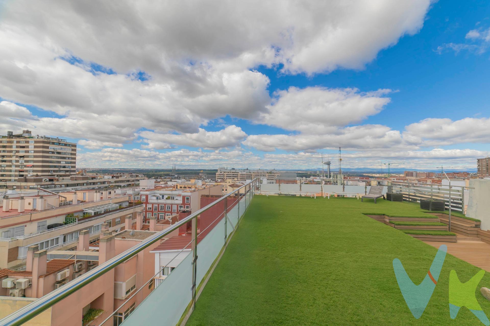 Descubre una joya en el corazón de Madrid: un impresionante ático dúplex de 360 m2 que redefine el lujo y la exclusividad. 🏡 Distribución excepcional:. •	3 amplios dormitorios dobles, incluyendo una majestuosa suite principal con vestidor, baño privado con ducha y bañera, y un acogedor espacio de oficina. •	2 baños completos con diseño moderno y acabados de alta calidad. •	Cocina totalmente amueblada y equipada, con elegantes puertas correderas de cristal templado que la integran con el espectacular salón de más de 70 m2. •	Salón con dos ambientes diferenciados: zona de comedor y acogedora zona de estar, bañada en luz natural gracias a sus ventanales panorámicos. •	Terraza perimetral con acceso directo desde el salón, ideal para disfrutar del aire libre y de las vistas despejadas. •	Aire Acondicionado en todas las estancias. Calefacción central. Ascensor. Conserje. 🏙️ La joya de la vivienda: su terraza superior. En la planta alta, un oasis privado te espera: una terraza de ensueño con vistas 360º a Madrid. Disfruta de:. •	Un espectacular porche donde relajarte o recibir invitados. •	Una cocina exterior completamente equipada para tus celebraciones. •	Un cuarto de baño para mayor comodidad. •	El lugar perfecto para organizar inolvidables fiestas veraniegas, noches de descanso bajo las estrellas y barbacoas con la ciudad a tus pies. 🏢 Estudio independiente, perfecto para tu hijo adolescente o alquilar, familiares/huéspedes o empleados del hogar. Además, la vivienda cuenta con un estudio independiente con:. •	Cocina americana totalmente equipada. •	Baño completo con acabados de alta calidad. •	Salón-dormitorio funcional y acogedor. •	Terraza privada de 40m² con espectaculares vistas de todo Madrid, ideal para relajarse y desconectar. 🏘️ Ubicado en una de las mejores zonas de Chamberí, con una conexión inmejorable y rodeado de todos los servicios, comercios y zonas verdes. 🚀 Si buscas una propiedad exclusiva, espaciosa y con las mejores vistas de Madrid, ésta es tu oportunidad!. ✨ Llama ahora y ven a visitar el cielo de Madrid. ✨ . El comprador tendrá un coste adicional correspondiente al servicio de gestión, asesoramiento y acompañamiento en todo el proceso de compra. Dicho importe, el mobiliario, la decoración y los impuestos no están incluidos en el precio publicado. 