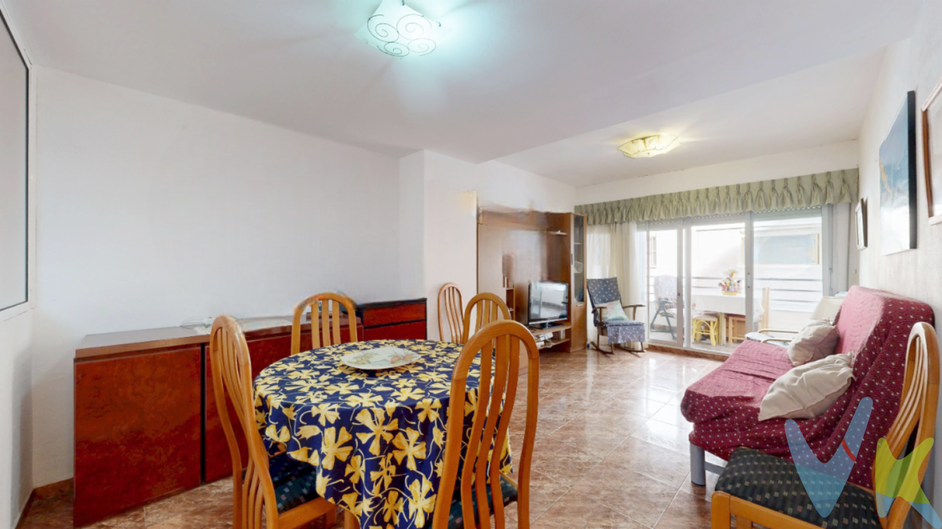 A 50mts. del mar, apartamento con ASCENSOR, 3 hab. 2 baños, balcón y TERRAZA  Hay lugares que te cambian el ritmo de vida y El Perellonet es, sin duda, uno de ellos, con servicios, playa en la puerta y a un paso de la Ciudad de las Ciencias y del centro histórico de Valencia.   ¿Te imaginas lo que es vivir a escasos 50 metros de la arena? Aquí no necesitas planificar el día, sólo necesitas salir por la puerta y dejarte llevar por la brisa. Te presentamos un apartamento que es puro Mediterráneo, un entresuelo con una orientación Este privilegiada que garantiza luz natural desde primera hora y esa ventilación cruzada tan necesaria en los meses de verano. Nada más entrar percibes la amplitud de sus 94 m² construidos, donde cada espacio ha sido aprovechado para la vida familiar. La zona de día es un espectáculo de funcionalidad: una cocina office muy cómoda que conecta con una galería donde encontramos un pequeño pero valiosísimo trastero, el rincón perfecto para guardar los bártulos de la playa o el desahogo del día a día para ti o tú mascota. Desde el salón accedemos a la terraza de 10 m², el escenario ideal para esos desayunos tranquilos o las cenas al fresco escuchando el murmullo del mar de fondo. El suelo de terrazo aporta esa frescura característica de las casas de costa y el termo de gas asegura el confort en el agua caliente. Con 3 dormitorios amplios y 2 baños completos, es el hogar ideal tanto para veraneos interminables, jubilarte, para teletrabajar o simplemente para establecer tu residencia habitual en un entorno privilegiado. Los detalles técnicos también acompañan a una buena inversión: un IBI anual de solo 188,13 EUR y unos gastos de comunidad muy contenidos de 125 EUR al trimestre. Es una propiedad sólida, de 1981, que se mantiene en buen estado y está lista para que empieces a disfrutar de la vida junto al mar desde el primer minuto. Es obvio que cualquier otro detalle de la casa se puede modificar, actualizar o adaptar al gusto y necesidades de sus propietarios, pero, de momento, la ubicación, amplitud y solidez de este apartamento no te dejará indiferente, porque esta casa cumple con todos los requisitos para ser un magnífico escenario para futuros recuerdos de una bonita familia, una vivienda ideal para hacer de ella tu hogar. ¿te contamos más o vienes a verla? no dejes pasar esta oportunidad, llámanos, te asesoraremos y acompañaremos en todo el proceso de compra.   Si tienes que vender antes tu vivienda, llámanos y te asesoramos cómo hacerlo para además tener los mínimos gastos posibles y todas las garantías.  Agencia Registrada con el nº00516 en el Registro Obligatorio de Agentes Inmobiliarios de la Comunidad Valenciana    Por mandato expreso del propietario, COMERCIALIZAMOS ESTE INMUEBLE EN EXCLUSIVA, lo que le garantiza el acceso a toda la información, a un servicio de calidad, un trato fácil, sencillo y sin interferencias de terceros. Por este motivo, se ruega NO MOLESTAR AL PROPIETARIO, a los ocupantes de la propiedad o a los vecinos. Muchas gracias por su comprensión.   La oferta está sujeta a cambios de precio o retirada del mercado sin previo aviso. Este anuncio en su conjunto, incluyendo textos, fotos, imágenes o cualquier otro contenido de este, no es vinculante dado que la información es ofrecida por terceros y puede contener errores. Se muestra a título informativo y no contractual.  El precio anunciado NO INCLUYE los impuestos, ni los gastos como, Notario, Registro de la Propiedad, ni los honorarios de la agencia inmobiliaria.  Esta propiedad se pone a la venta con toda la documentación comprobada y en regla, por lo que ofrecemos GARANTIAS a los compradores