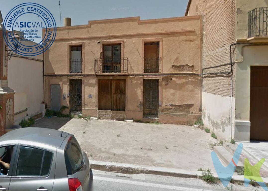 ¿Buscas construirte una casa con patio? ¿Quieres estar lo más cerca posible de Valencia? . . Esta casa se encuentra en la pedanía de Poble Nou a escasos metros de Valencia por Juan 23 o el Camino de Moncada. Por tanto, tienes la vida en la huerta a unos pasos de la ciudad y muy buenas comunicaciones por autobús y por la Ronda Norte.. . Casa para derribar en Poble Nou sobre una parcela de 280m2 aproximadamente.. . La parcela tiene la gran ventaja de tener acceso por la parte posterior, ya sea para acceder al garaje, como para acceder desde la casa a la huerta.. . Por su tamaño te permitirá hacer una buena casa con patio con jardín e incluso una pequeña piscina.. . La normativa urbanística permite la construcción de residencial unifamiliar en dos plantas. Permite sótano, aunque la normativa urbanística no obliga a la reserva de aparcamiento.