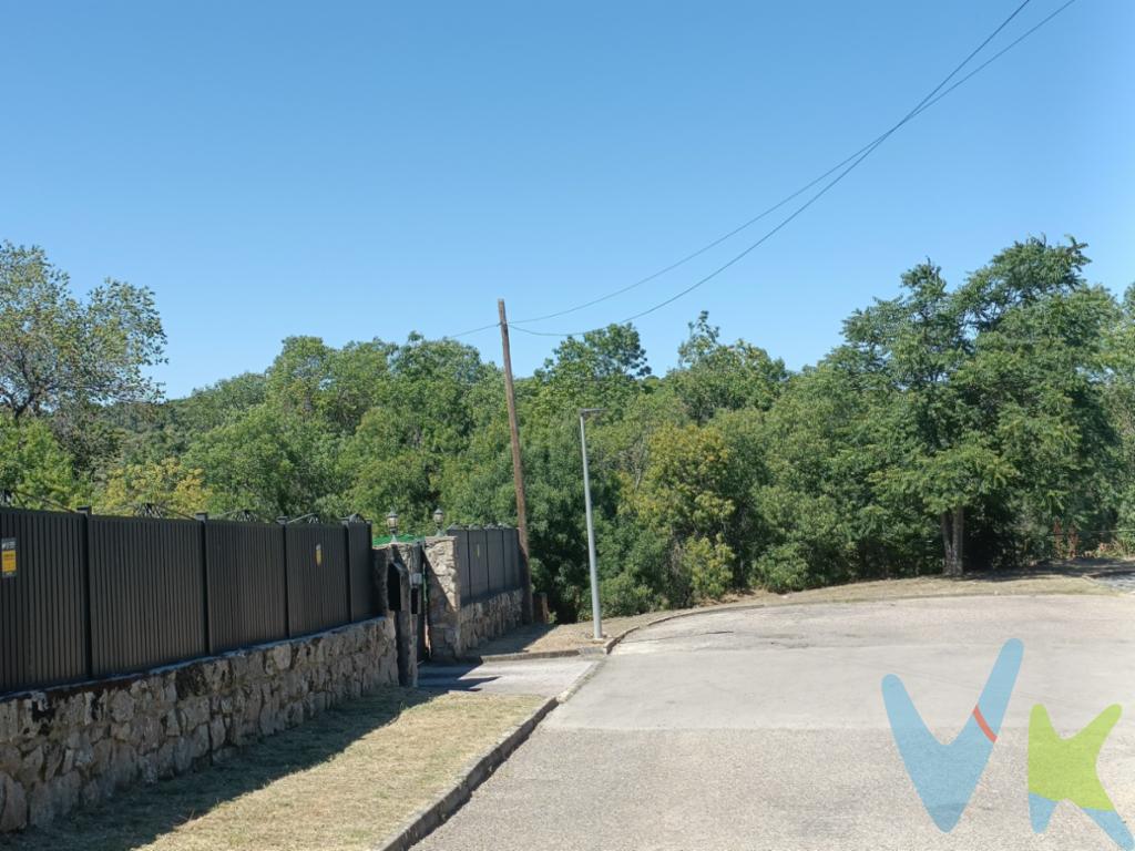 ¿Estás buscando el lugar perfecto para construir el hogar de tus sueños?. Te presentamos una exclusiva oportunidad en la urbanización Las Mojadillas, en Valdemorillo, un entorno privilegiado que combina la tranquilidad de la naturaleza con las comodidades de la vida urbana. 

Se trata de una estupenda PARCELA URBANA calificada para uso residencial unifamiliar, con una superficie de 1827 m2.

Ocupación máxima: 15% de la superficie de la parcela
Edificabilidad máxima: 0,20 m2/m2
Altura máxima de la edificación 6,50 metros, equivalentes a dos plantas.
Superficie máxima edificable:  365 m

Gastos e impuestos no incluidos en el precio publicitado. La agencia actúa en representación y por mandato del vendedor. Las condiciones de la venta establecen que el comprador deberá abonar un importe adicional fijo de 3000 € IVA incluido, sobre el precio publicitado. La reserva del inmueble sólo se producirá después de que una propuesta de compra haya sido expresamente aceptada por el vendedor.

A título orientativo se informa que en segundas transmisiones el ITP con carácter general en Madrid es del 6%, pudiendo existir otros tipos impositivos atendiendo a las circunstancias personales del comprador u otras circunstancias previstas legalmente. Base imponible del impuesto el mayor valor entre el precio de compraventa, la tasación o el valor de referencia catastral. En cuanto a los gastos de notaría y registro de la propiedad, en su caso, son variables, dependen de aranceles según precio y complejidad, oscilando aprox. entre un 0,2% y un 2%. Si el comprador precisase de hipoteca: tasación, condiciones y costes bancarios serán según entidad elegida por el comprador, así como los gastos de gestoría y cualesquiera otros gastos inherentes a la compraventa que legalmente correspondan a la parte compradora, salvo pacto expreso en contrario con el vendedor. El consumidor tiene, conforme a la normativa vigente, a su disposición información y documentación adicional relativa al inmueble y condiciones de la compraventa, que podrá ser consultada en la sede física de la agencia.