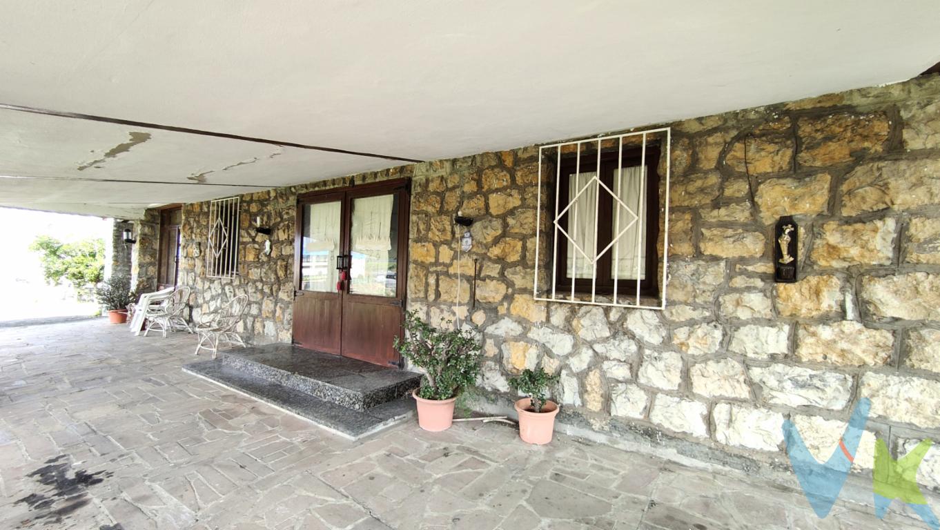 Se vende chalet independiente con 395 m² construidos, ideal para quienes buscan un proyecto de reforma con gran potencial. Situado en una finca orientada a los 4 puntos cardinales, esta propiedad se distribuye en tres plantas y ofrece múltiples espacios para adaptarlos a tu gusto. Planta baja: dispone de una acogedora bodega, cocina, baño, una habitación, zona de almacén y una galería cerrada que amplía las posibilidades de uso. Planta principal: cuenta con cuatro habitaciones, baño completo, cocina independiente y una terraza acristalada perfecta para disfrutar del sol todo el año. Altillo: un espacio extra ideal como zona de ocio familiar, despacho, sala de juegos o lo que imagines.Además, la propiedad dispone de garaje, lo que añade comodidad al día a día.Este chalet necesita reforma integral. No dejes pasar esta oportunidad de transformar esta propiedad en la casa de tus sueños. ¡Ven a visitarla y descubre todo su potencial! 