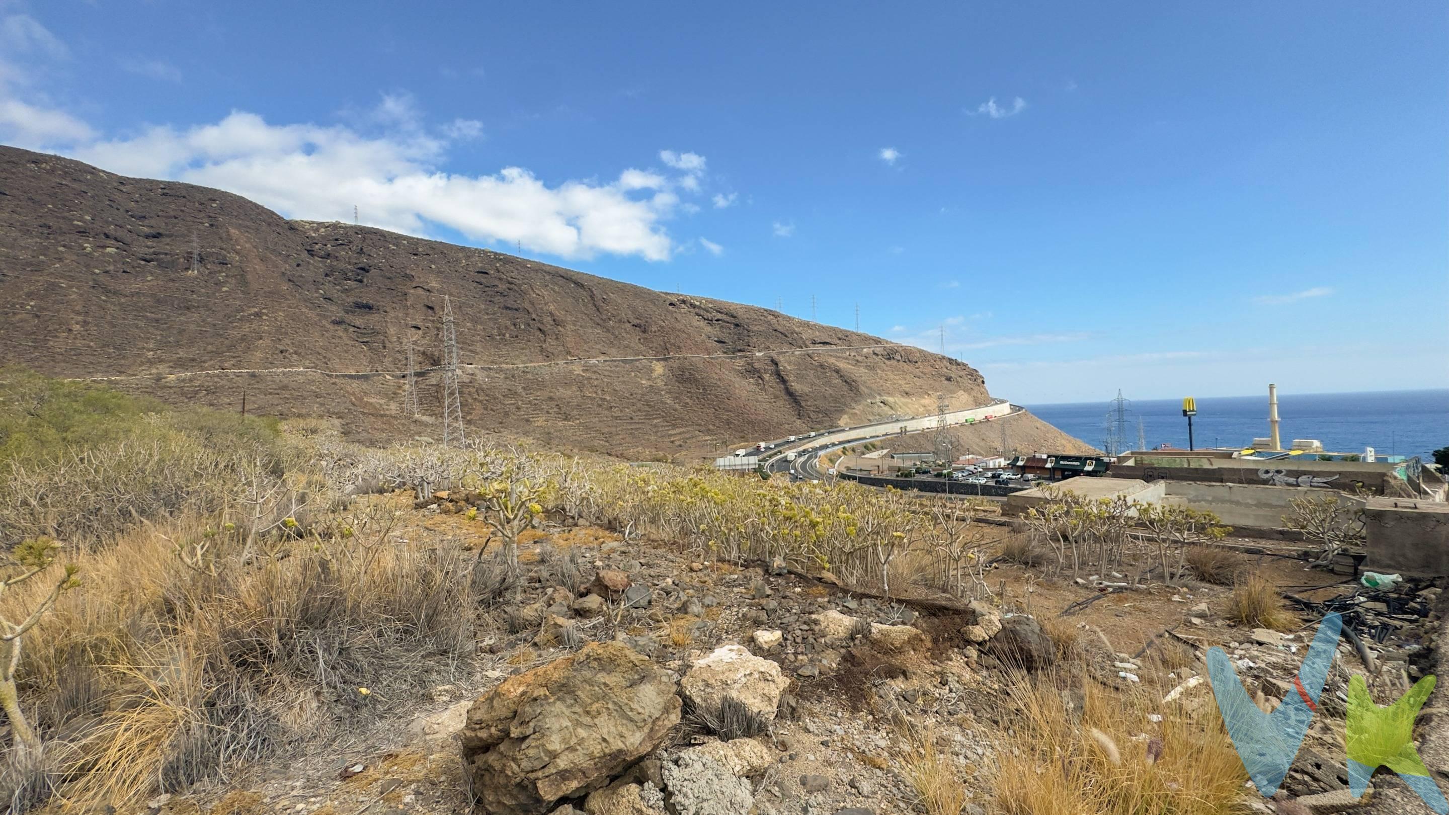 ¡Excelente oportunidad para inversores y constructores! Presentamos un magnífico terreno urbano de 3.578 m² ubicado en la entrada del encantador municipio de Candelaria, un lugar que combina la tranquilidad del entorno con gran potencial de desarrollo. Este exclusivo terreno cuenta con una ubicación privilegiada, ofreciendo impresionantes vistas panorámicas al mar y a la montaña, que resaltan su belleza natural y hacen de él un sitio ideal para la construcción de viviendas, complejos residenciales.  Su estratégica posición en la entrada de Candelaria garantiza gran visibilidad y acceso, facilitando la conectividad con las principales vías y servicios de la zona. La superficie del terreno se presenta como una excelente oportunidad para constructores y promotoras que deseen crear un proyecto único, aprovechando el entorno privilegiado y la demanda en crecimiento de la zona. No pierda la oportunidad de convertir este espacio en un referente de calidad y belleza en una de las áreas con mayor proyección del municipio.  ¡Véalo y descubra todo el potencial que este terreno tiene para ofrecer! Datos meramente informativos. Impuestos y gastos de transmisión no incluidos en el precio de venta.