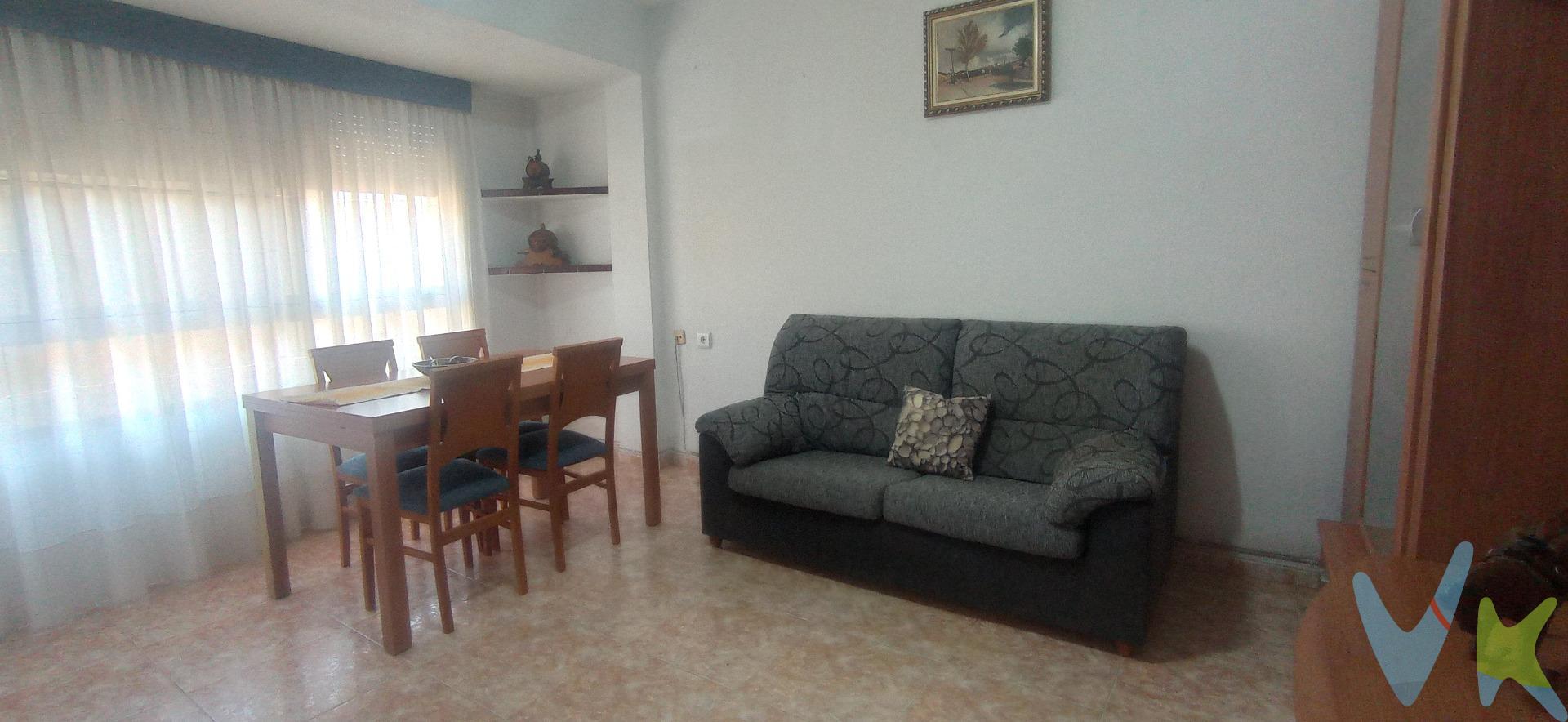 Este acogedor piso en segunda planta, sin ascensor, es perfecto para quien valora una vivienda práctica, funcional y con todo lo necesario a su alcance. Su ubicación, en una zona consolidada próxima al campo de fútbol del Castellón, te sitúa en un entorno con vida, servicios y buena conexión con el resto de la ciudad. Actualmente se encuentra alquilado por 600€/mes mediante contrato temporal y con seguro de impago, lo que aporta ingresos desde el primer momento y seguridad en el cobro. Además, el inquilino dejará la vivienda en julio, ofreciéndote una ventaja clave: decidir con libertad si continuar alquilando o entrar a vivir sin esperas. La vivienda destaca por su distribución cómoda y versátil. Sus tres habitaciones permiten adaptarse fácilmente a diferentes necesidades: familia, despacho, invitados o incluso maximizar rentabilidad por habitaciones. Todo ello en un espacio amueblado, cuidado y listo para usar desde el primer día, sin necesidad de grandes inversiones. A esto se añade una comunidad muy económica (90€ al semestre), lo que se traduce en menores gastos fijos y mayor rentabilidad real. Aunque se trata de una segunda planta sin ascensor, esto también se refleja en unos costes más contenidos, lo que la convierte en una opción especialmente interesante para quien busca equilibrio entre precio, rentabilidad y funcionalidad. ¡¡¡Llámanos ahora mismo y agenda tu visita!!!. En cumplimiento de las obligaciones de información previstas en la Ley 10/2025, de 28 de. diciembre, de servicios de atención a la clientela y transparencia, así como en la normativa. sectorial vigente, se hace constar que el precio indicado no incluye los gastos e impuestos. inherentes a la adquisición, los cuales se desglosan a continuación:. - Impuesto sobre Transmisiones Patrimoniales (ITP): Se aplicará el tipo impositivo vigente en la. Comunidad Valenciana, generalmente el 10%, sin perjuicio de tipos reducidos aplicables según. las circunstancias personales del comprador o las características del inmueble. El impuesto se. devenga sobre el Valor de Referencia Catastral o el precio de venta, aquel que resulte superior. Para una información exhaustiva sobre el funcionamiento, tipos impositivos y bonificaciones del. ITP, puede consultar el portal oficial de la Agencia Tributaria autonómica en el siguiente enlace:. www.atv.gva.es/es/itpajd. - Gastos de Notaría: Los honorarios notariales se calcularán conforme al arancel oficial regulado. en el Anexo I, del Real Decreto 1426/1989, de 17 de noviembre, por el que se aprueba el arancel. Notarial. - Gastos de Registro: La inscripción en el Registro de la Propiedad se facturará según el arancel. oficial establecido en el Anexo I, del Real Decreto 1427/1989, de 17 de noviembre, por el que se. aprueba el arancel de los Registradores de la Propiedad. - Gastos de Gestión: Los honorarios por la tramitación administrativa, liquidación de impuestos e. inscripción registral, en el supuesto de ser a cargo de la agencia inmobiliaria, ascienden a 450€. (IVA incluido). - Honorarios Agencia del Vendedor: incluidos en el precio publicado. - Honorarios Agencia del Comprador: Se informa que eventualmente podrían existir honorarios. profesionales a cargo del adquirente, en aquellos casos en que se hubieran contratado. previamente los servicios específicos del encargo de compra y en ningún caso estarán. vinculados al precio. La agencia actúa exclusivamente como intermediaria en la operación. Cualquier compraventa y. sus condiciones quedan sujetas en todo caso a la aceptación expresa del propietario del. inmueble y a la posterior formalización del correspondiente contrato. El presente anuncio tiene. carácter meramente informativo; la información suministrada se corresponde con la disponible a. la fecha de publicación, pudiendo variar en función de las circunstancias o actualizaciones. legales, contractuales y fiscales.
