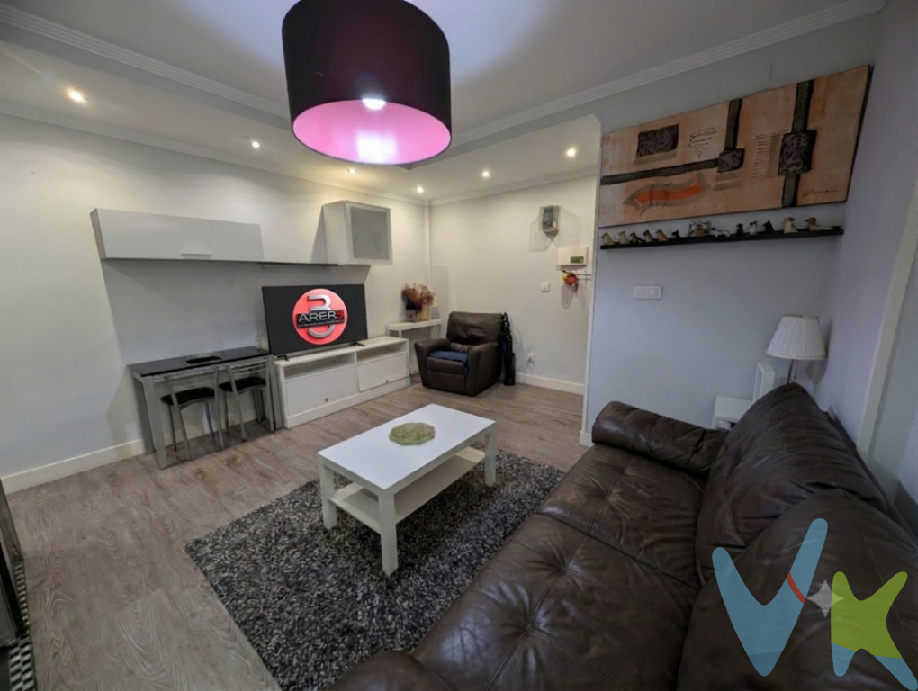 Hay barrios que nunca pasan de moda. Santutxu es uno de ellos.Si buscas una vivienda bien ubicada, reformada y preparada para entrar a vivir, este piso reúne las características que más valoran hoy los compradores.Situado en Juan de la Cosa, disfrutarás de todos los servicios a pocos minutos caminando: supermercados, comercio de barrio, transporte público, colegios, zonas verdes y una amplia oferta de ocio y restauración.La vivienda cuenta con 56 m² muy bien distribuidos en un salón con cocina americana, dos dormitorios, un amplio baño con plato de ducha de perfil bajo y un práctico cuarto de almacenaje integrado en el propio baño, una solución muy útil para el día a día.La reforma realizada aporta una imagen actual y funcional, con ventanas de PVC, suelos modernos, carpintería interior renovada y radiadores eléctricos.Otro de sus grandes atractivos es el edificio. La comunidad ha realizado importantes mejoras, entre las que destacan el portal completamente renovado, la instalación del ascensor y la rehabilitación de la cubierta, ofreciendo una mayor tranquilidad al futuro propietario.Una vivienda cómoda, cuidada y con una distribución muy bien aprovechada, ideal tanto para vivir como para quienes desean adquirir una propiedad en uno de los barrios con mayor demanda de Bilbao.Si desea más información o concertar una visita, estaremos encantados de atenderle.Impuestos y gastos notariales no incluidos.