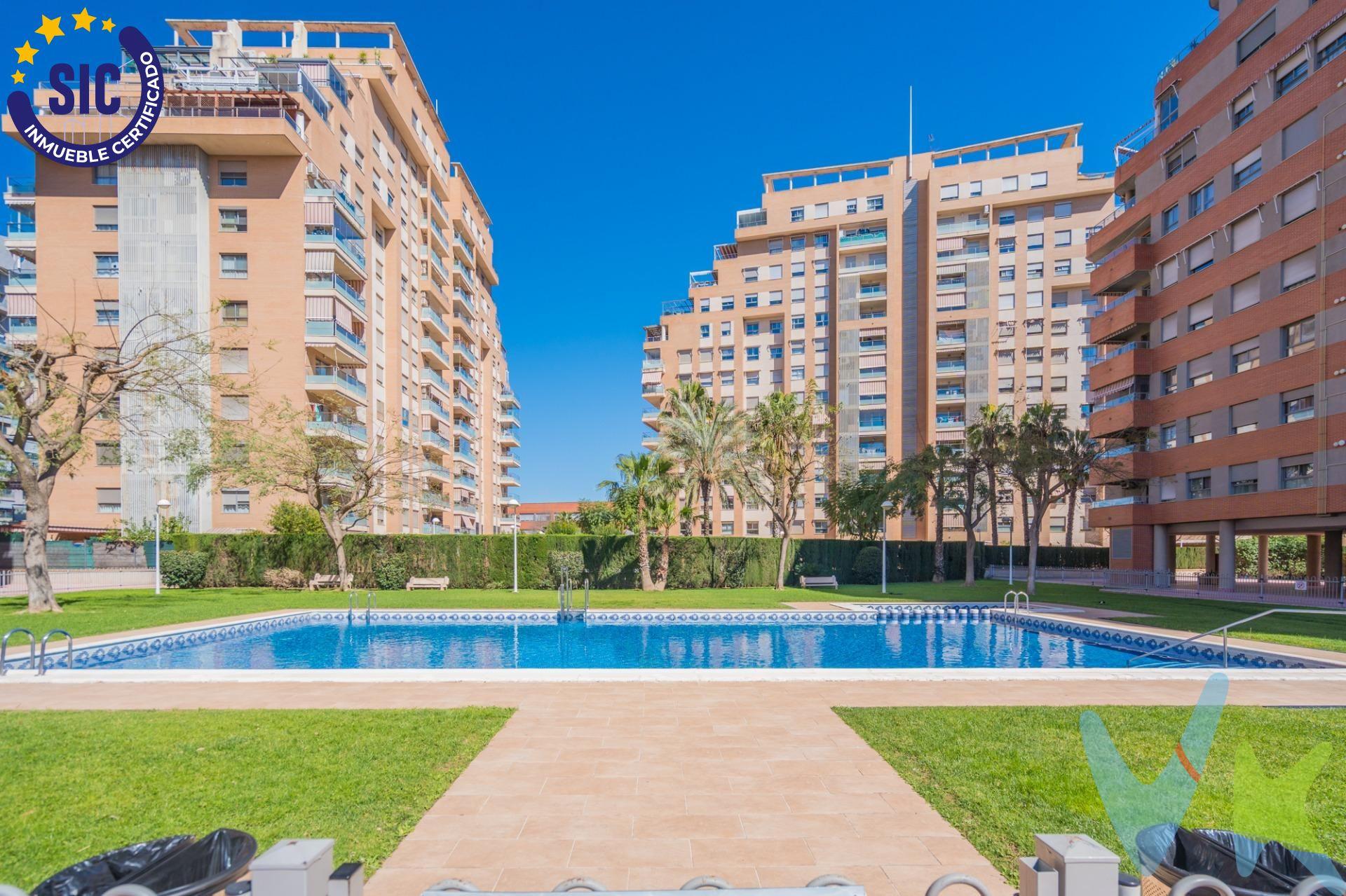 Descubre la joya inmobiliaria que estabas esperando en la zona más exclusiva de Mislata, junto a La Canaleta. Este espectacular ático destaca por sus vistas panorámicas inigualables y una privacidad absoluta que no encontrarás en ningún otro lugar. La vivienda ha sido diseñada con la mejor distribución posible para aprovechar cada metro cuadrado. El salón y la cocina, las zonas más vivas de la casa, tienen acceso directo a una impresionante terraza de 40 metros cuadrados que se convierte en el corazón del hogar. Imagina desayunar con la luz del sureste, la mejor orientación de Valencia, o disfrutar de cenas inolvidables con el cielo como telón de fondo. En su interior encontrarás cuatro habitaciones diseñadas para el descanso y dos baños completos, destacando el dormitorio principal que cuenta con su propio baño en suite. Todo el espacio se encuentra en perfecto estado, listo para entrar a vivir y convertirlo en tu refugio personal desde el primer día. El confort está asegurado en cualquier estación del año gracias al sistema de aire acondicionado y a la calefacción por gas natural instalada en toda la vivienda. Vivir aquí es también disfrutar de un estilo de vida superior. La propiedad forma parte de un complejo residencial de primer nivel con piscina, cuidados jardines y parque infantil, ideal para el ocio de toda la familia. Además, la comodidad es total al incluir una plaza de garaje amplia y de fácil acceso en el primer sótano, junto a un práctico trastero. La ubicación es sencillamente inmejorable. Situado al lado del parque de La Canaleta y a tan solo cinco minutos del Parque de Cabecera de Valencia, tendrás la naturaleza y el deporte a un paso de tu puerta. No pierdas la oportunidad de visitar el que, sin duda, es el mejor ático de Mislata.