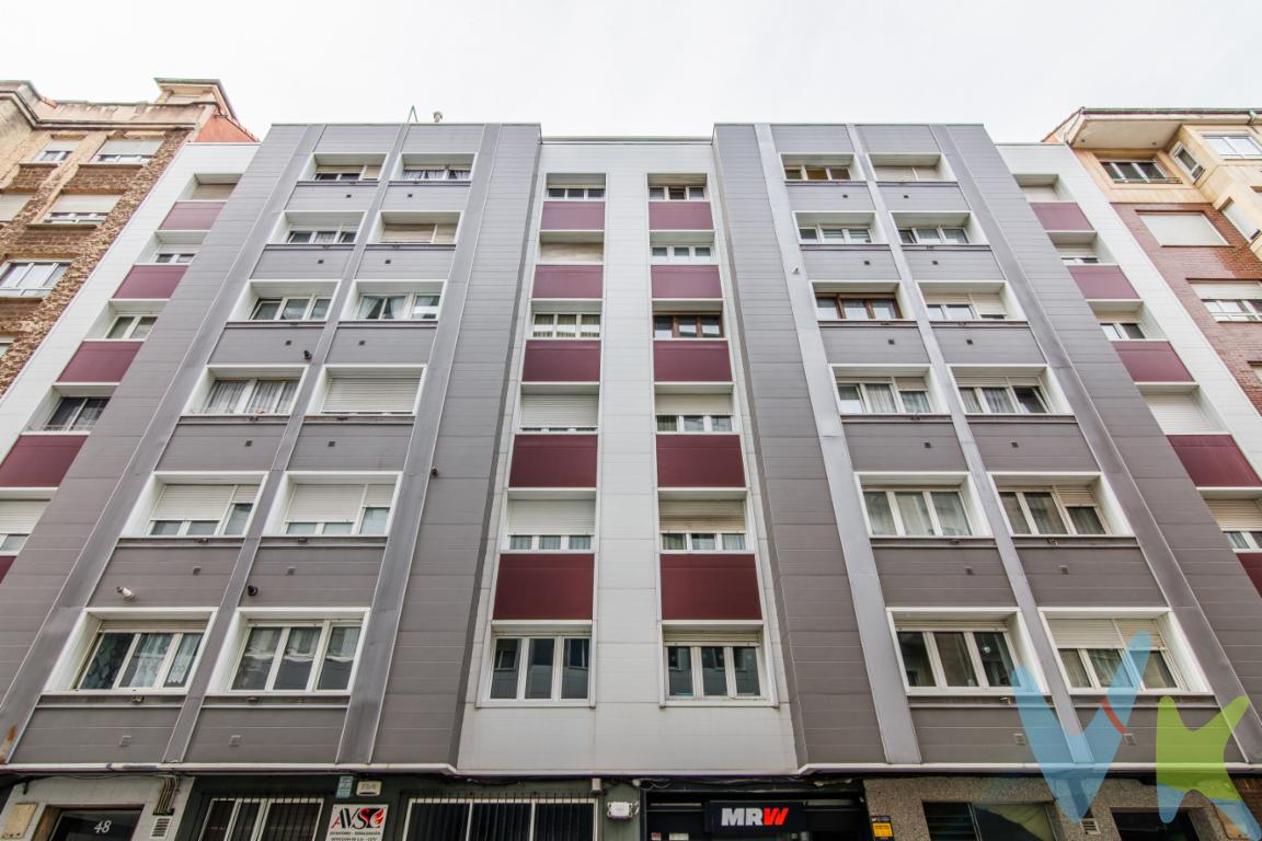 ¿Buscas un hogar con una conectividad inmejorable y la posibilidad de adaptarlo totalmente a tu gusto? Este piso, situado en la Carretera Vizcaína 48, es una oportunidad estratégica tanto para quienes buscan su primer hogar como para inversores que quieren un activo en una zona de alta demanda de Gijón.📍 Ubicación y Conectividad ExcepcionalLa propiedad destaca por su situación privilegiada en la ciudad:🏠 Características de la ViviendaEl inmueble, perteneciente a un edificio del año 1975 que se encuentra al día y sin derramas pendientes, ofrece una base sólida y espaciosa:✨ Un proyecto a tu medidaLa vivienda se encuentra lista para entrar, lo que permite una ocupación inmediata mientras planificas su actualización. Es el lienzo perfecto para quienes desean realizar una adaptación progresiva y modernizar los espacios, transformando este piso en un hogar contemporáneo en una zona de revalorización constante.Datos clave:No dejes pasar esta oportunidad de vivir o invertir en una de las zonas mejor conectadas de Gijón. ¡Contacta ahora y ven a visitarlo!Edificio de 1975 muy bien mantenido y sin gastos extraordinarios (derramas).Suministros: Tanto la calefacción como el agua caliente funcionan mediante sistema eléctrico.Cocina independiente.Baño con Ducha: Funcional y cómodo (dispone de plato de ducha).Salón Independiente: Un área de descanso amplia y acogedora.2 Habitaciones: Espaciosas y con luz natural.Superficie: Cuenta con 88 m² construidos.Servicios completos: Rodeado de supermercados, colegios, centros de salud y excelentes conexiones de autobús.A un paso del Centro: Disfruta de la comodidad de ir caminando al corazón de la ciudad, con toda su oferta de ocio y comercios.Al lado de la estación de Renfe: Ideal para desplazamientos rápidos y una comunicación total con el resto de Asturias.PRECIO DE VENTA SIN GASTOS NI IMPUESTOS INCLUIDOS: El precio de venta no incluye gastos de notaría, registro de la propiedad, gestoría, ni el Impuesto de Transmisiones Patrimoniales (ITP) o el IVA/AJD. 