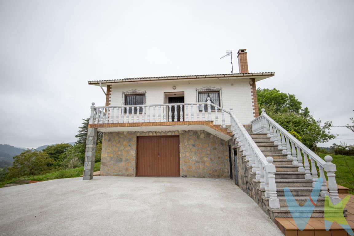 Casa en venta Carrandi Colunga: ¡Una Joya con Vistas al Mar y a la Montaña!¡Descubre la vida soñada en Colunga! Te presentamos esta espectacular casa con vistas al mar y la montaña, donde la tranquilidad y el confort se fusionan en cada rincón.Con 3 habitaciones amplias, salón con chimenea y acceso directo a una terraza cubierta con vistas al jardín.Cocina independiente con gran capacidad de almacenaje con vistas al jardín. Baño completo. Esta vivienda es perfecta para compartir momentos únicos con familia y amigos. Además, cuenta con un amplio garaje con cocina, ideal para los días de verano, dos trasteros y un jardín que invita a relajarse al aire libre.Desde sus terrazas podrás disfrutar de amaneceres inolvidables con vistas a la playa de la Isla y las montañas asturianas. Todo esto en un entorno natural que te conecta con lo mejor de la naturaleza.Construida en 1977 y cuidada con mimo, esta joya está lista para ser personalizada a tu estilo y convertirse en tu refugio de ensueño.El entorno natural es una de las joyas de esta propiedad, ya que se encuentra situada en una extensa parcela que brinda múltiples posibilidades. La zona ajardinada es perfecta para disfrutar al aire libre, ideal para quienes buscan un rincón donde relajarse y disfrutar de la naturaleza.Cada rincón de esta casa ha sido concebido para ofrecer una experiencia de vida única y confortable, en un marco inigualable. La combinación de sus características, como su ubicación maravillosa con vistas al mar y su espacioso terreno, constituye una opción ideal, ya sea como vivienda principal o como una segunda residencia para disfrutar de escapadas en cualquier época del año.A tan solo 10 minutos en coche de la espectacular Playa de la Isla. A 10 de Playa de La Espasa. A10 de Caravia. A 30 de Gijón. Resulta impensable dejar pasar la oportunidad de visitar esta vivienda de ensueño, donde la fusión del mar y la montaña ofrece un entorno incomparable. Se invita a los interesados a contemplar con sus propios ojos la belleza y potencial de esta propiedad en Colunga, sabiendo que pocas oportunidades ofrecen tanto en un solo lugar. Contáctenos para concertar una visita y experimentar de primera mano el encanto de este hogar.¿Te imaginas despertar cada día con vistas al mar? No dejes pasar esta oportunidad única. ¡Contáctanos y ven a descubrirlo! 
