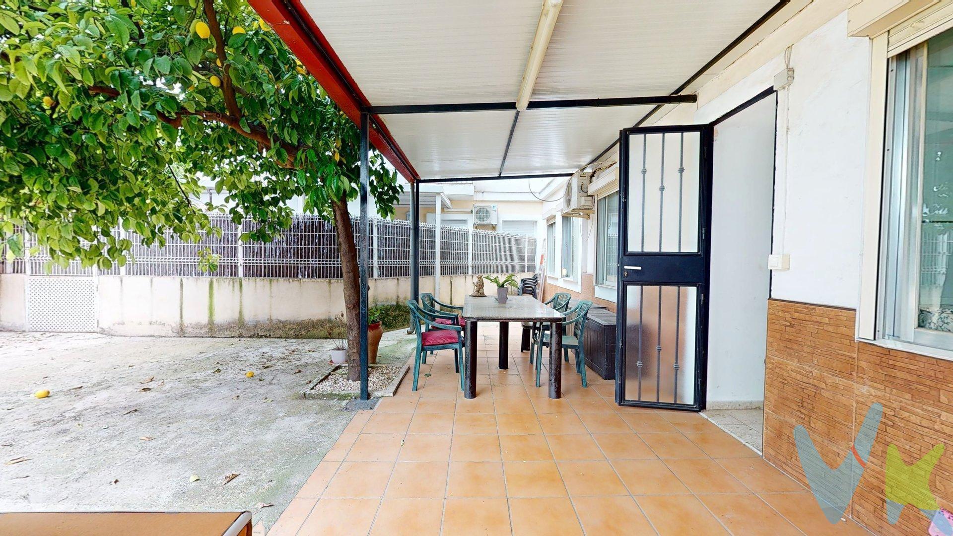 Magnífica vivienda en planta baja en la Barriada de Levante. Le presentamos esta estupenda vivienda situada en la Barriada de Levante, rodeada de todo tipo de servicios: comercios, colegios, transporte público y con excelente conexión de acceso. Ubicada en planta baja, esta propiedad destaca por su comodidad y accesibilidad, ideal para todo tipo de perfiles, especialmente para quienes buscan evitar barreras arquitectónicas. La vivienda cuenta con una distribución funcional:. 2 dormitorios. Amplio y luminoso salón. Cocina independiente. Baño completo con placa de ducha. Como valor añadido, dispone de una amplia terraza, perfecta para disfrutar de reuniones. Una oportunidad ideal tanto como vivienda habitual como inversión. No deje escapar esta magnífica ocasión. Contacte con nosotros para más información o concertar una visita. Cláusula de Transparencia y Desglose de Gastos (Ley 10/2025). n cumplimiento de las obligaciones de información previstas en la Ley 10/2025, de 28 de diciembre, de servicios de atención a la clientela y transparencia, así como en la normativa sectorial vigente, el precio indicado no incluye los gastos e impuestos inherentes a la adquisición, los cuales se desglosan estimados o con posibilidad de calcularlos a continuación; los gastos más ajustados serán dados en el D.I.A. en la visita a inmuebles, o antes. *Gastos de Notaría: La Minuta se calculará según al arancel notarial oficial: Anexo I, del Real Decreto 1426/1989, de 17 de noviembre. Enlace: https://notariared.com/calculadora-gastos-compra-vivienda/. *Gastos de Registro de la Propiedad: La inscripción se facturará según el arancel oficial: ANEXO I, del Real Decreto 1427/1989, de 17 de noviembre. Igual enlace anterior . *Gastos de Gestión (Gestoría): Los honorarios por la tramitación administrativa, liquidación de impuestos e inscripción registral ascienden de forma estimativa a [363 € aprox.] (IVA incluido), aunque depende de cada caso, y su dificultad. *Honorarios Agencia del Vendedor: incluidos en el PVP. *Honorarios Agencia del comprador: La agencia prestará los servicios de información, asesoramiento y acompañamiento previstos en el Encargo de Servicios y en el D.I.A. Si solicita servicios adicionales o personalizados, sus honorarios serán informados previamente, de forma individualizada y por escrito, conforme a la libertad de pactos y a la normativa vigente. siendo el conste ara este inmueble de 3.500 € mas el 21 % de IVA. *Si necesita Financiación, su banco le informará. *Impuesto sobre Transmisiones Patrimoniales (ITP): Se aplicará el tipo impositivo vigente en Andalucía (generalmente el 7%, sin perjuicio de tipos reducidos del 6%. 3,5%,  etc,  aplicables según las circunstancias personales del comprador o las características del inmueble). El impuesto se devenga sobre el superior entre: 1.- Valor de Referencia de Catastro; y  2.- Precio de venta. Puede calcular su situación personal en el portal oficial de la A.T. de Andalucia. enlace: https://www.juntadeandalucia.es/organismos/economiahaciendayfondoseuropeos/areas/tributos-juego/tributos/paginas/impuestos-cedidos-transmisiones.html; 