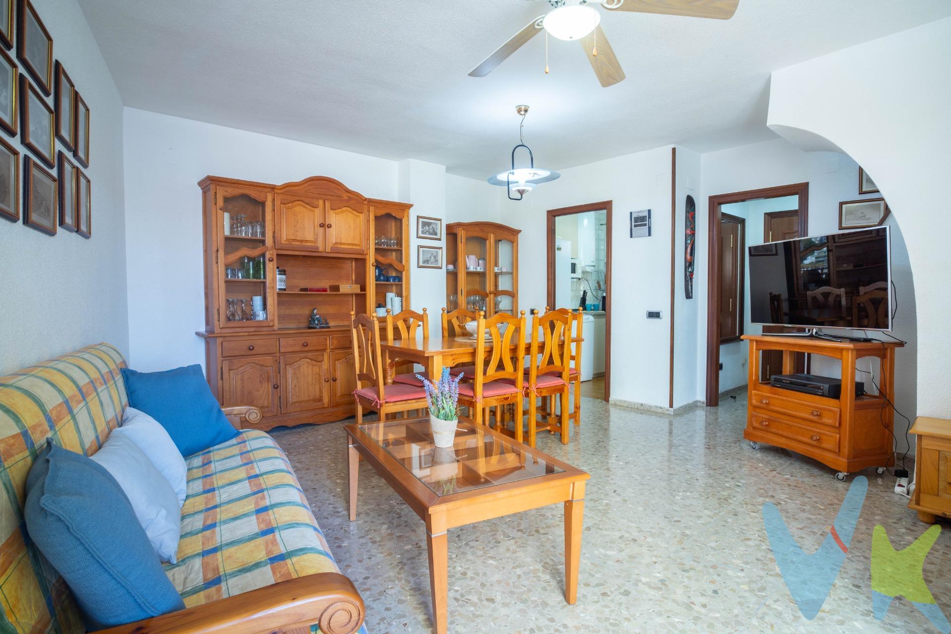 Descubre este exclusivo apartamento dúplex ubicado en la codiciada Playa de la Concha, Oropesa del Mar. Esta propiedad, que se encuentra a tan solo 50 metros del mar, cuenta con una superficie útil de 82 m², ofreciendo un espacio ideal para disfrutar tanto como inversión vacacional o residencia permanente. Compuesto por tres habitaciones dobles y dos baños más un aseo adicional, proporciona comodidad para toda la familia. Su estado es excelente gracias a su cuidadoso mantenimiento. Además incluye plaza de parking, esencial dado el alto tráfico turístico durante los meses estivales donde aparcar puede ser complicado. El inmueble destaca también por contar con terraza desde donde podrá apreciar la brisa marina por su cercanía y ya sea disfrutando del sol mediterráneo o paseos junto al mar Mediterráneo este hogar ofrece estilo vida inigualable. . La Concha, con forma de bahía, te ofrece un mar en calma apto para todos los públicos. Columpios y toboganes; hamacas y sombrillas te esperan. Completamente accesible, la playa de La Concha es también el centro de las actividades lúdicas. Un bello atardecer prolongará tu estancia hasta la hora del aperitivo y un cielo plagado de estrellas espera tu paseo nocturno. Esta maravillosa playa cuenta con los distintivos de Bandera Azul, ISO14001, SICTED (Sistema Integral de Calidad Turística en Destino) y “Q” Qualitur. Los metros útiles son aproximados. Este inmueble es en exclusiva, con lo que le facilitamos cualquier información sobre la vivienda. Por este motivo, solicitamos no molesten al propietario, ocupantes de la propiedad, vecinos o conserje de la comunidad. . Muchas gracias por su comprensión. El precio indicado puede sufrir variaciones. En todos los casos los precios expuestos son más impuestos y gastos derivados de la transmisión del inmueble.