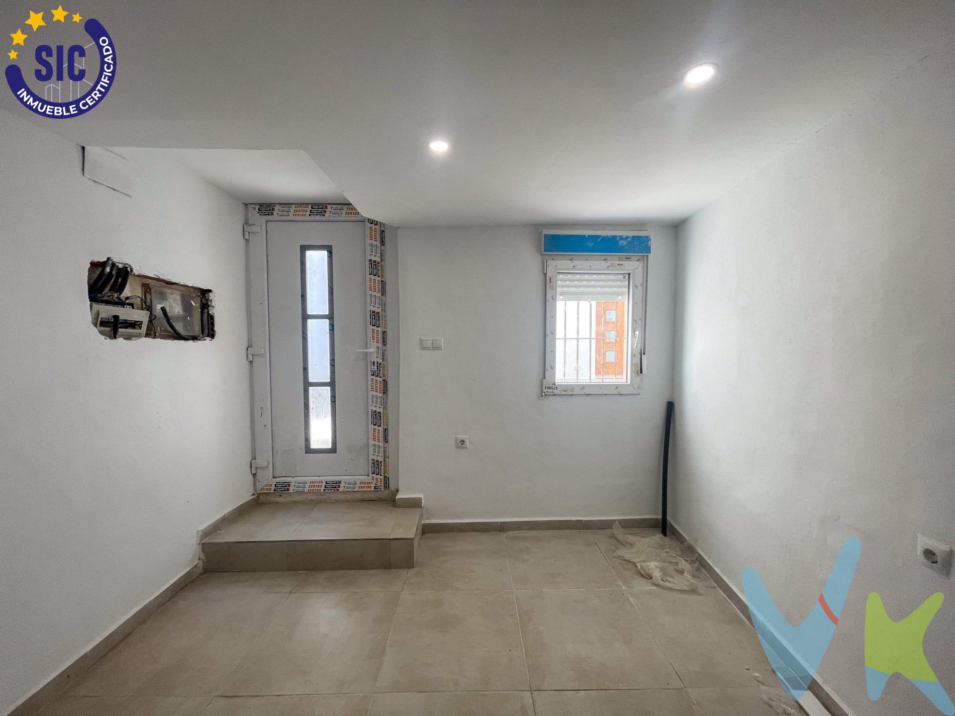 Una casa en el corazón de Requena. ¿Buscas algo más que una casa? Esta vivienda te ofrece mucho más: un hogar con historia, totalmente renovado, donde cada rincón cuenta una historia de mimo y buen gusto. Situada junto a la emblemática Iglesia del Carmen, en pleno centro histórico de Requena, esta encantadora casa de pueblo de 82 m² y tres alturas te invita a formar parte de la vida del barrio más auténtico y con más vida de la ciudad. Al cruzar la puerta, te recibe un acogedor vestíbulo que marca la entrada a una planta baja pensada para disfrutar. Una moderna cocina americana, abierta al salón, crea un espacio cálido y funcional, perfecto para compartir momentos. Bajo la escalera, un aseo completo bien aprovechado da un plus de comodidad al día a día. Subimos a la primera planta, donde la calma toma forma en una luminosa habitación principal con balcón a la fachada. Aquí despertarás con la luz del sol y las vistas a la vida del casco antiguo. En esta planta también encontramos un baño moderno con plato de ducha, y dos espacios que hoy son almacenes, pero mañana pueden convertirse en vestidor, despacho o habitación extra. En la buhardilla, una gran estancia diáfana te ofrece mil posibilidades: tu estudio soñado, una zona de relax, o un amplio dormitorio lleno de encanto bajo cubierta. La reforma es integral: electricidad, fontanería, carpintería.. todo nuevo. Ventanas de aluminio climalit, termo eléctrico y materiales actuales que combinan perfectamente con el alma de una casa con historia. Además, su ubicación es inmejorable: junto a la iglesia, rodeada de parques, a un paso del ayuntamiento y de bares con encanto. Perfecta como residencia habitual o segunda vivienda con alma. ¿Te imaginas viviendo aquí? No dejes pasar esta oportunidad! Contáctanos. La descripción del presente inmueble e imágenes tienen mero carácter informativo y en ningún caso carácter contractual, pudiendo ser modificados por la inmobiliaria comercializadora sin que ello implique responsabilidad alguna frente a terceros. En el precio de venta a público, esta propiedad NO incluye los gastos de adquisición (Notario, registro, gestión, honorarios, etc…).