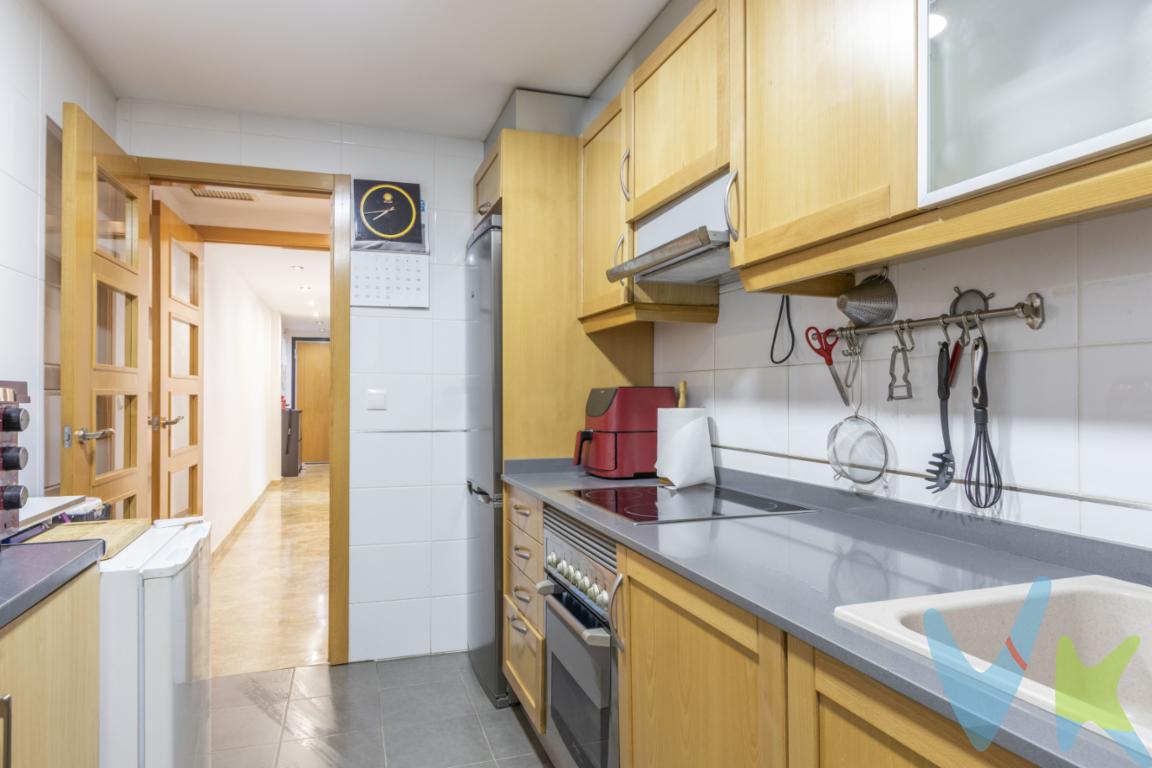 Ubicación y entorno Te presentamos esta vivienda situada en Massalfassar, una localidad tranquila y bien comunicada a pocos minutos de Valencia. Ideal para quienes buscan vivir en un entorno más relajado sin renunciar a la cercanía de la ciudad. La zona cuenta con todos los servicios necesarios como supermercados, centros educativos, zonas verdes y fácil acceso a transporte público y principales vías de comunicación.Distribución y espacios interiores La vivienda dispone de una distribución práctica y funcional, perfecta tanto para parejas como para pequeñas familias. Cuenta con dos dormitorios bien proporcionados, ambos con buena entrada de luz natural y espacio suficiente para almacenamiento. El dormitorio principal ofrece un ambiente cómodo y privado, mientras que el segundo puede adaptarse como habitación infantil, despacho o cuarto de invitados.La propiedad dispone de dos baños completos, lo que aporta un plus de comodidad en el día a día. Ambos están equipados con sanitarios en buen estado y acabados funcionales.El salón-comedor es amplio y luminoso, con espacio suficiente para diferenciar zona de descanso y comedor. Gracias a sus ventanales, se convierte en una estancia acogedora durante todo el año. La cocina es independiente y ofrece una distribución cómoda, con capacidad de almacenaje y espacio para uso diario.Extras y comodidades Uno de los puntos fuertes de esta vivienda es que incluye plaza de garaje, facilitando el aparcamiento y aportando seguridad. Además, dispone de trastero, ideal para almacenamiento adicional, algo especialmente útil para mantener la vivienda despejada y organizada.Entre otras características, la vivienda cuenta con buenas calidades, suelos resistentes, carpintería funcional y un estado de conservación adecuado para entrar a vivir o actualizar según preferencias.Una oportunidad práctica y bien ubicada Esta propiedad representa una excelente oportunidad para quienes buscan una vivienda cómoda, con extras imprescindibles como garaje y trastero, en una zona tranquila pero bien conectada con Valencia. Contacta con nosotros para más información o para concertar una visita. Estaremos encantados de ayudarte a encontrar tu próximo hogar.Se muestra a título informativo y no contractual. El precio no incluye lo siguiente: Honorarios de la agencia inmobiliaria, impuestos (IVA, ITP) y otros gastos de la Compraventa (notaria, gestoría y registro).