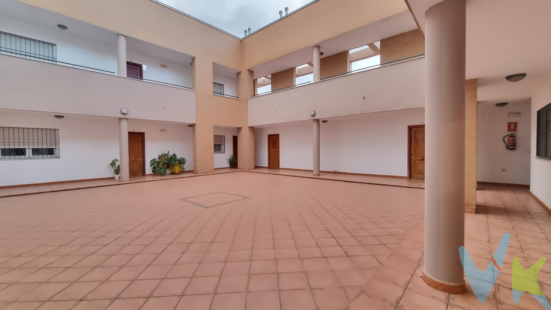 Vive la comodidad en el corazón de la ciudad ✨. ¿Buscas un hogar que combine estilo, funcionalidad y ubicación? Este apartamento amueblado está diseñado para ofrecerte todo lo que necesitas. � Tu refugio urbano incluye:. PATIO INDEPENDIENTE de aproximadamente 15 m²: Ideal para disfrutar de momentos al aire libre con total privacidad. Una vivienda acogedora en una primera planta con ascensor. 59 m² construidos distribuidos en:. Cocina equipada con electrodomésticos. Amplio salón comedor para tus momentos de relax. Dormitorio con armario empotrado, pensado para maximizar el espacio. Baño completo con bañera. Plaza de garaje incluida: Olvídate del estrés de buscar aparcamiento. � Ubicación inmejorable:. En plena Avenida de Andalucía-Aragon, una zona céntrica con todo a tu alcance:. Supermercados, farmacias, cafeterías, estanco e incluso la iglesia Ave María, todo a unos pasos. Esta es tu oportunidad de disfrutar de un hogar acogedor y bien conectado.  ¡Contacta con nosotros y hazlo tuyo!. ** EL ANUNCIO CONTIENE VIDEO **. � Condiciones:. *Contrato de temporada por 11 meses. * Se requiere nómina estable o avalista  (La operación está supeditada a la aceptación del seguro de protección de pagos). * No se admiten mascotas. * Honorarios profesionales de agencia: una mensualidad más 21% de IVA. 