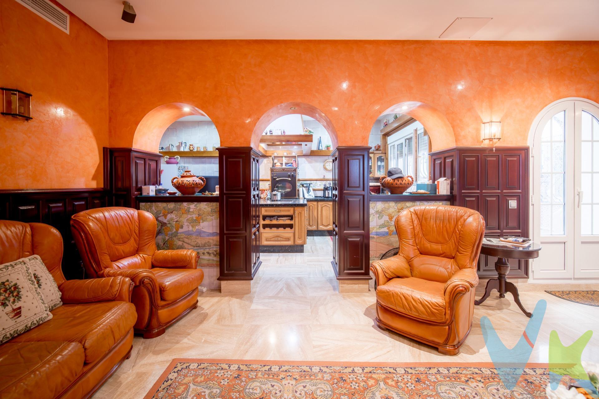 Descubre esta espectacular propiedad ubicada en la emblemática Calle Real, en pleno centro histórico de San Fernando. Con una superficie generosa de 376 m², este encantador inmueble ofrece un diseño funcional y luminoso que incluye cuatro amplios dormitorios (tres dobles y uno sencillo) y tres baños completos, siendo uno de ellos en suite. La vivienda destaca por sus techos altos que aportan amplitud al espacio; además cuenta con aire acondicionado central para su confort durante todo el año. Disfruta del sol a través de los ventanales orientados hacia la calle real y relájate en cualquiera de los tres patios privados disponibles o bien comparte momentos inolvidables entre los dos salones acogedores que se encuentran dentro del inmueble. Esta casa está equipada con cocina moderna e integral así como armarios empotrados estratégicamente ubicados para maximizar almacenamiento sin sacrificar estilo ni comodidad. El edificio posee ascensor directo a la primera planta facilitando accesibilidad total desde cualquier rincón urbano cercano: centros médicos, colegios , supermercados e incluso transporte público mediante tranvía autobuses . ¡Una oportunidad única! No pierdas tiempo visitando tu nuevo hogar ideal. . Comercializamos este inmueble en exclusiva, lo que le garantiza el acceso a toda la información y un servicio de calidad único y personalizado. En cumplimiento del Decreto de la Junta de Andalucía 218/2005 del 11 de Octubre, se informa al cliente que los gastos notariales, registrales, ITP y otros gastos inherentes a la compraventa no están incluidos en el precio.