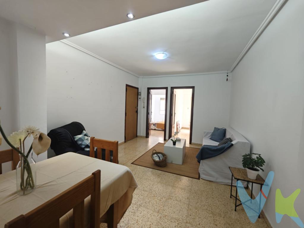 PRIMER GRUPO Vivendia presentamos este magnífico piso en la encantadora zona de El Alborgí, Paterna. Situado en la primera planta de un edificio consolidado, construido en 1970, este inmueble ofrece la perfecta combinación de comodidad y potencial. Cuenta con 75 metros construidos y 68 metros útiles, distribuidos de manera eficiente para aprovechar al máximo cada rincón.El diseño de este piso incluye tres amplias y luminosas habitaciones, ofreciendo el espacio necesario para adaptarse a diferentes necesidades, ya sea para una familia, pareja o incluso como una excelente inversión. Las estancias se presentan con una distribución práctica que facilita tanto la vida diaria como el disfrute del hogar.Una de las joyas de esta propiedad es su acogedor balcón. La orientación del inmueble garantiza una buena entrada de luz natural, proporcionando un ambiente cálido y agradable en todas las estaciones del año.En términos de accesibilidad, este piso está excelentemente situado. La cercanía con la estación de metro facilita los desplazamientos en transporte público, brindando conexión directa con Valencia y otros municipios cercanos. Además, el servicio de autobuses está a pocos pasos, lo cual asegura una buena comunicación y el poder llegar a cualquier punto de la ciudad con facilidad.El barrio de El Alborgí es conocido por su atmósfera amigable y tranquila. La zona cuenta con una amplia selección de servicios que hacen del día a día una experiencia cómoda y sin complicaciones. Supermercados, tiendas, centros educativos y de salud, junto con áreas verdes y parques, se encuentran a su alrededor, enriqueciendo el entorno con todo lo necesario.El edificio, aunque de construcción clásica, se ha mantenido en buenas condiciones gracias a una comunidad de vecinos atenta y cuidadosa. El ambiente vecinal es acogedor y apacible, ideal para quienes buscan tranquilidad y un sentido de comunidad en su entorno diario.Este piso representa una inversión segura. Su ubicación estratégica, junto con el potencial de personalización de las estancias, lo convierten en una opción atractiva no solo para vivir, sino también como inversión con excelentes perspectivas de revalorización.Invitamos a los interesados a coordinar una visita para conocer de primera mano el potencial de este increíble inmueble. Pocas veces se presentan oportunidades como esta, donde la funcionalidad y el encanto se combinan tan perfectamente. No deje pasar la oportunidad de explorar este piso y experimentar la calidad de vida que ofrece la zona de El Alborgí.Visítelo y descúbralo usted mismo. El sueño de encontrar un hogar acogedor y accesible en Paterna está a su alcance. Contáctenos para brindarle más detalle y asesoría en este proceso. La llave de su próximo hogar podría ser esta, donde cada metro cuenta y cada esquina invita a crear memorias.El precio no incluye gastos de notaría, gestoría y registro de la propiedad, que se concretarán según su arancel profesional; los impuestos aplicables, a determinar según su normativa específica; los gastos de financiación, en su caso; ni los gastos de agencia inmobiliaria en las condiciones que se pacten con ésta.