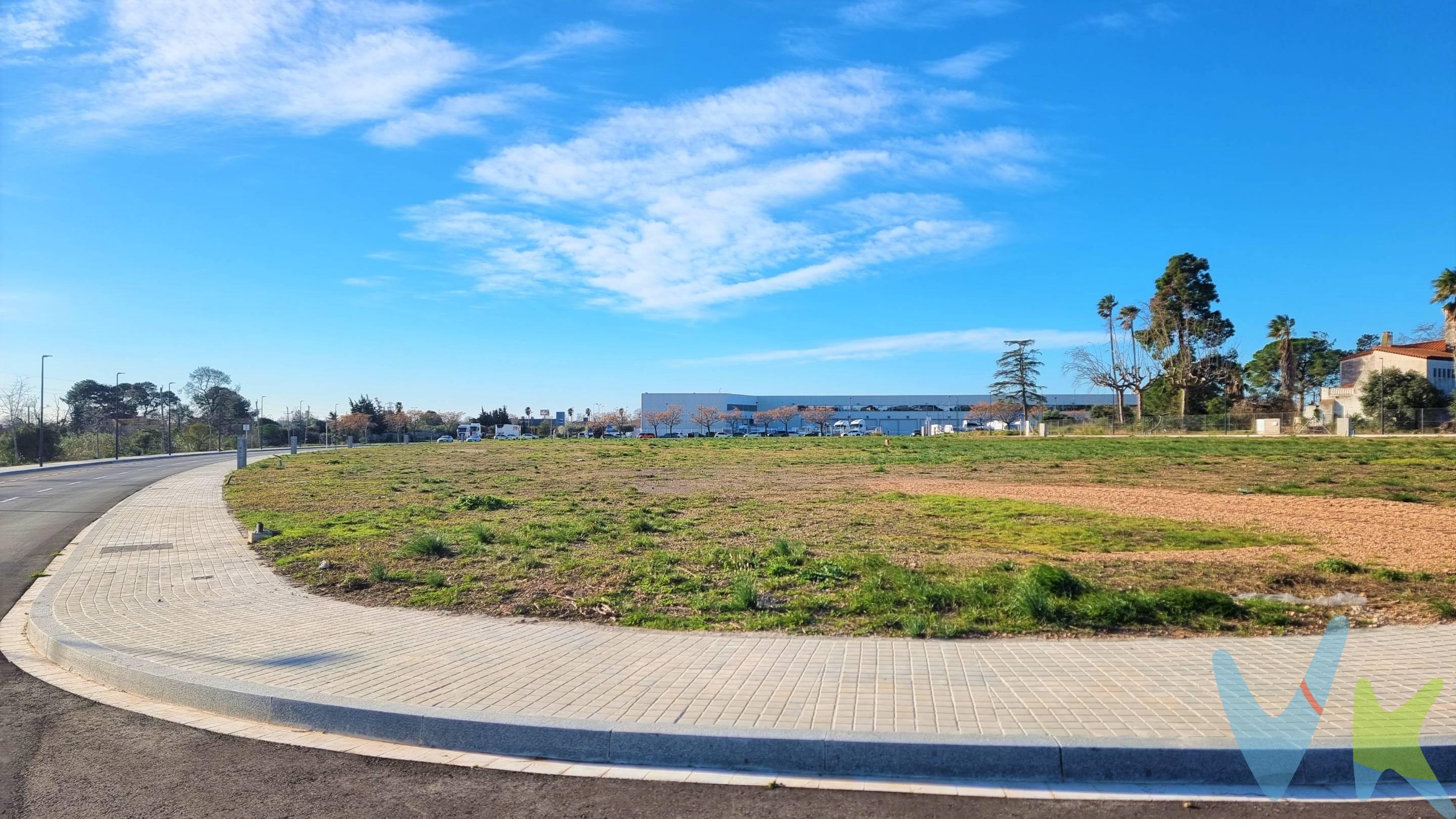 ATENCIÓN PROMOTORES: CONJUNTO DE 8 PARCELAS EN MAS CARPA. En exclusiva, a la venta un conjunto de 8 parcelas en la urbanización Mas Carpa (no se venden por separado) preparadas para la construcción de viviendas unifamiliares de una o dos plantas.  Se trata de un conjunto de parcelas en una exclusiva urbanización residencial de gran demanda y ambiente tranquilo en la comarca del Baix Camp, en  Reus (Tarragona). Parcelas desde 420 m² hasta 518 m². Ubicadas en una de las zonas con mayor proyección de Reus, ciudad modernista con gran tradición comercial y gastronómica, estas parcelas ofrecen el equilibrio perfecto entre tranquilidad y servicios. Reus destaca por su patrimonio arquitectónico, su dinamismo cultural y su excelente calidad de vida. Además, se encuentra a pocos minutos de las magníficas playas de la Costa Dorada, ideales para disfrutar del mar durante todo el año. Su excelente conexión permite llegar al Aeropuerto de Barcelona en aproximadamente una hora, facilitando desplazamientos nacionales e internacionales con total comodidad. Se trata de parcelas privadas y bien distribuidas, ideales para viviendas unifamiliares con jardín, piscina y todo el espacio que su proyecto necesite. - Características principales. Superficies regulares que facilitan la implantación de viviendas de diseño contemporáneo o clásico. Entorno residencial consolidado: tranquilidad, privacidad y vecindario selecto. Orientación y parcelas pensadas para aprovechar luz natural y crear espacios exteriores agradables. - ¿Por qué elegir Mas Carpa?. Mas Carpa combina la serenidad de una zona residencial con la seguridad de invertir en una parcela en una urbanización apreciada por su calidad de vida. Son solares pensados para familias que buscan espacio exterior, intimidad y la posibilidad de personalizar cada rincón de su hogar: desde amplias terrazas y porches hasta piscinas y jardines mediterráneos. - Posibilidades y ventajas prácticas. Diseñe su vivienda a medida: una parcela apta para viviendas de una o dos plantas, con garaje, estudio o zona de ocio. Rentabilidad a largo plazo: terrenos en zonas residenciales consolidadas suelen mantener y revalorizar su valor. Flexibilidad: ideal tanto si busca vivienda permanente como segunda residencia. . No dejen escapar esta oportunidad, no duden en contactarnos, les facilitaremos encantados toda la información necesaria. 