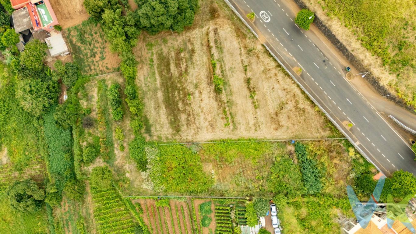¡Oportunidad única en Ravelo, El Sauzal, Tenerife! . Descubre este impresionante terreno urbano de 529 m², perfecto para construir la vivienda de tus sueños en un entorno privilegiado. Además, cuenta con un amplio terreno rústico anexo de 1.656 m², ideal para proyectos agrícolas, de ocio o expansión. Situado en una zona tranquila y exclusiva, este terreno ofrece unas vistas panorámicas espectaculares que te cautivarán cada día. Aprovecha la oportunidad de invertir en un lugar con gran potencial y disfruta de la belleza natural que rodea esta fantástica propiedad. ¡Contacta con nosotros y haz realidad tu proyecto en el paraíso! 