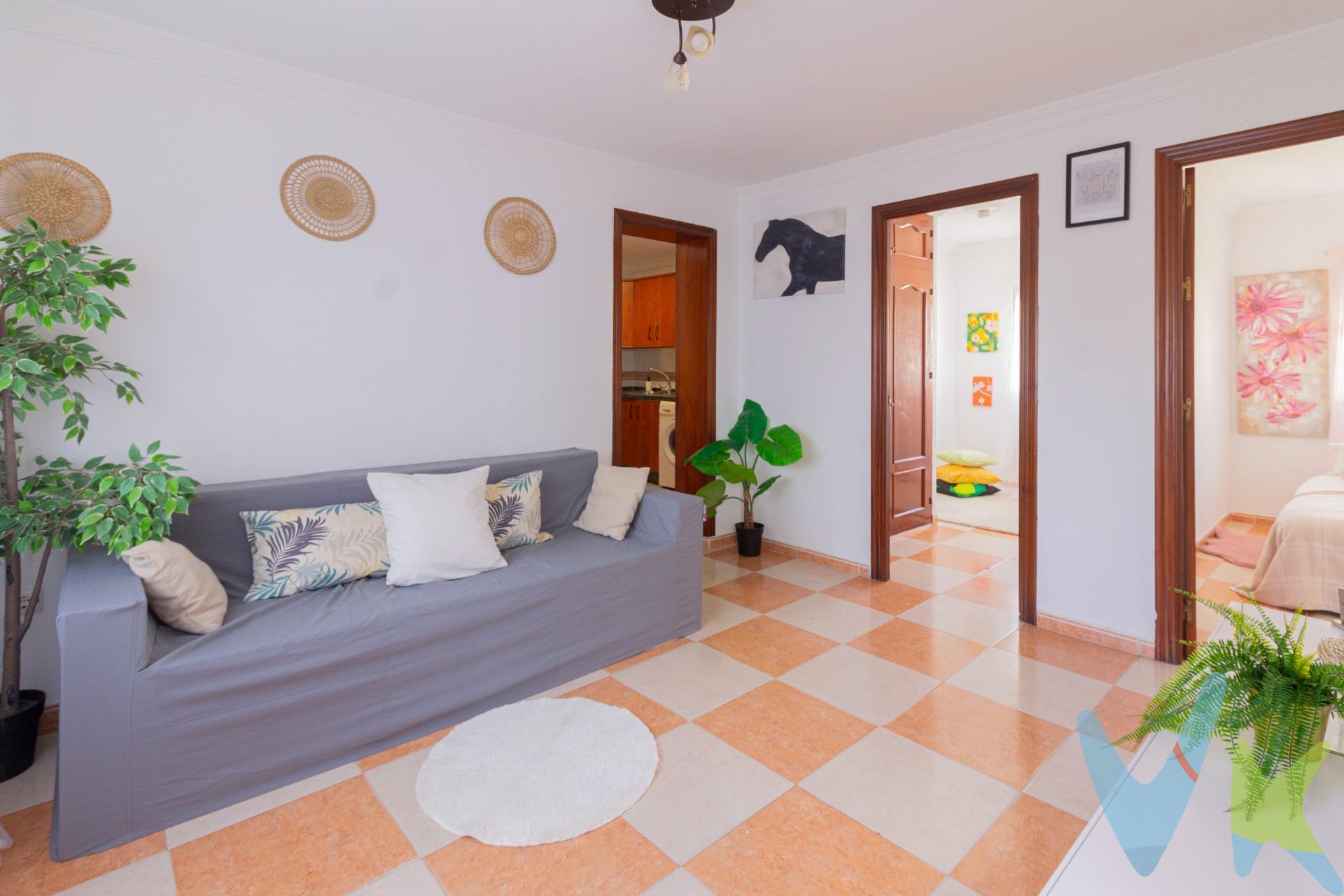 Amplio piso de VPO en venta, ideal para familias. Ubicado en una zona de paso de Chiclana, en avenida Reyes Católicos. Esta vivienda de 3 dormitorios, salón, cocina y baño, te ofrece todo el espacio que necesitas. Disfruta de la luminosidad natural que inunda cada rincón de este piso, gracias a su orientación y grandes ventanales. ¡Perfecto para crear un ambiente cálido y acogedor!. Características principales:. 3 dormitorios amplios y luminosos. Salón-comedor independiente. Cocina independiente. Baño completo. Primera planta exterior. Muy luminoso. Zona bien comunicada. 