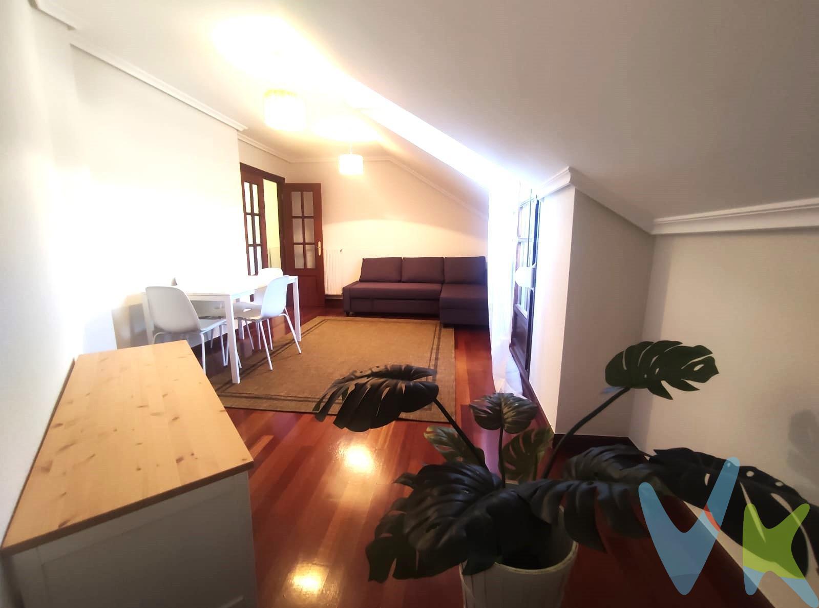 Vivienda en planta ático en Sarón, zona de San Lázaro. Distribuida en 2 amplias  habitaciones , salón - comedor, cocina independiente completamente equipada y baño. Todas las estancias cuentan con balcón independiente, lo que aporta luz natural y ventilación. Ubicado en urbanización con amplias zonas verdes y aparcamiento exterior. Situación privilegiada, junto a comercios, hostelería, farmacias y complejo deportivo. Actualmente alquilado, ideal para inversores que buscan ingresos pasivos desde el primer día. Solicita tu visita!!! . 