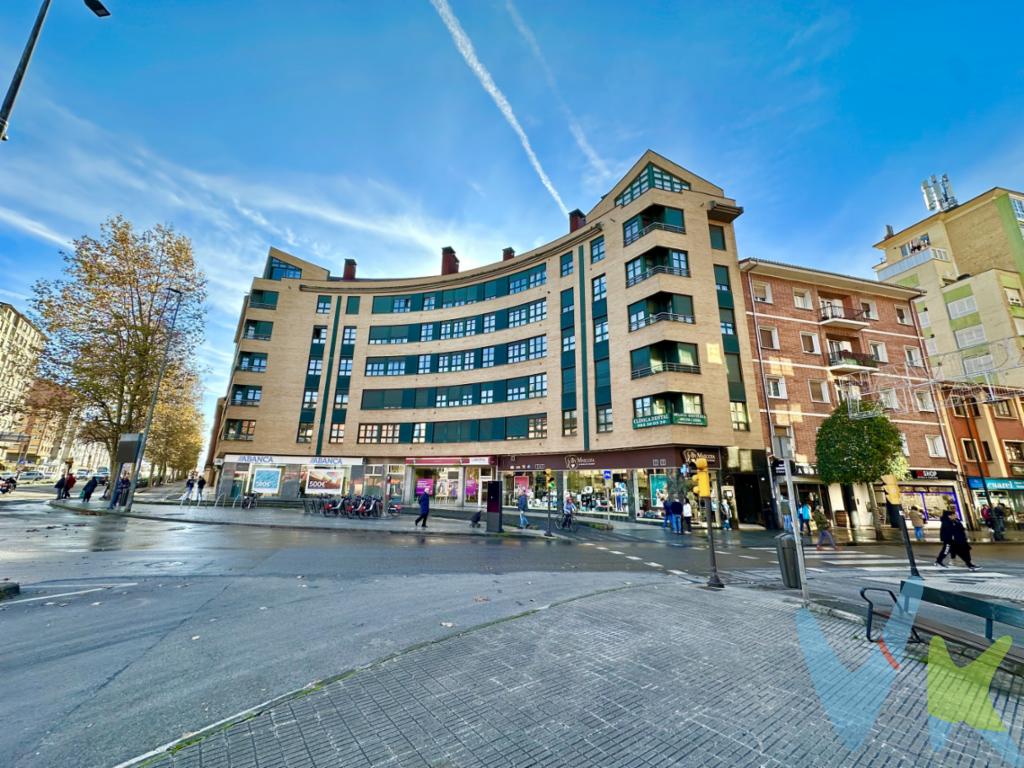 En pleno centro Cuatro Caminos Gijón y a tan solo 400 metros de La Playa del Arbeyal encontramos esta vivienda semi-nueva del año 2003 de 75 metros útiles.Es una segunda muy luminosa  totalmente exterior y con ascensor.Dispone de dos dormitorios, un baño completo en suite y posibilidad de un segundo baño, amplio salón panorámico, armarios empotrados, suelos de tarima, calefacción individual de gas ciudad y ventanas de aluminio climalit.Oportunidad única para quienes buscan comodidad y servicios.El precio NO incluye: Impuestos, gastos de Notaría, registro.    