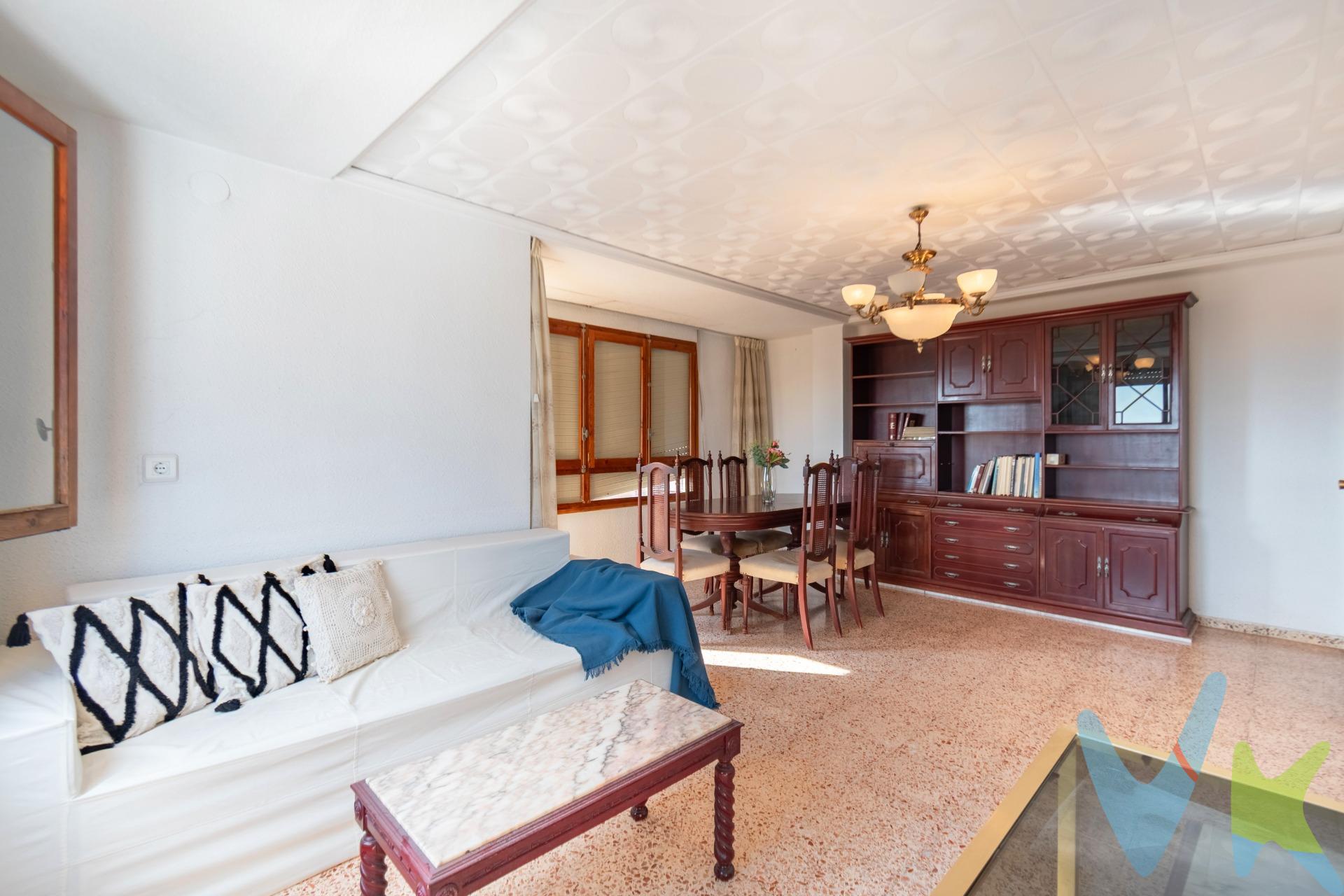 . Descubre este amplio piso de 4 habitaciones, con baño completo y aseo, que te permitirá crear la vivienda que siempre has soñado. Dispón de un gran salón comedor muy luminoso, dos balcones que invitan a disfrutar del aire libre y unas vistas despejadas que, en días claros, regalan la silueta azul del mar en el horizonte. La luz natural invade cada rincón de esta vivienda todo el día, sin necesidad de encender ninguna luz artificial. Toda la vivienda es exterior, incluido el baño, lo que garantiza ventilación y claridad en cada estancia. La vivienda necesita una reforma integral, lo que te brinda la oportunidad de personalizarla a tu gusto desde cero y aprovechar al máximo sus extraordinarias posibilidades. Situada en la mejor zona de Almazora, con todos los servicios a un paso, es ideal tanto para familias como para inversores que buscan revalorizar su inversión. ¡Ven a visitarlo y descubre todas las posibilidades que ofrece este piso bañado de sol y con vistas inmejorables! Solicita una visita. 