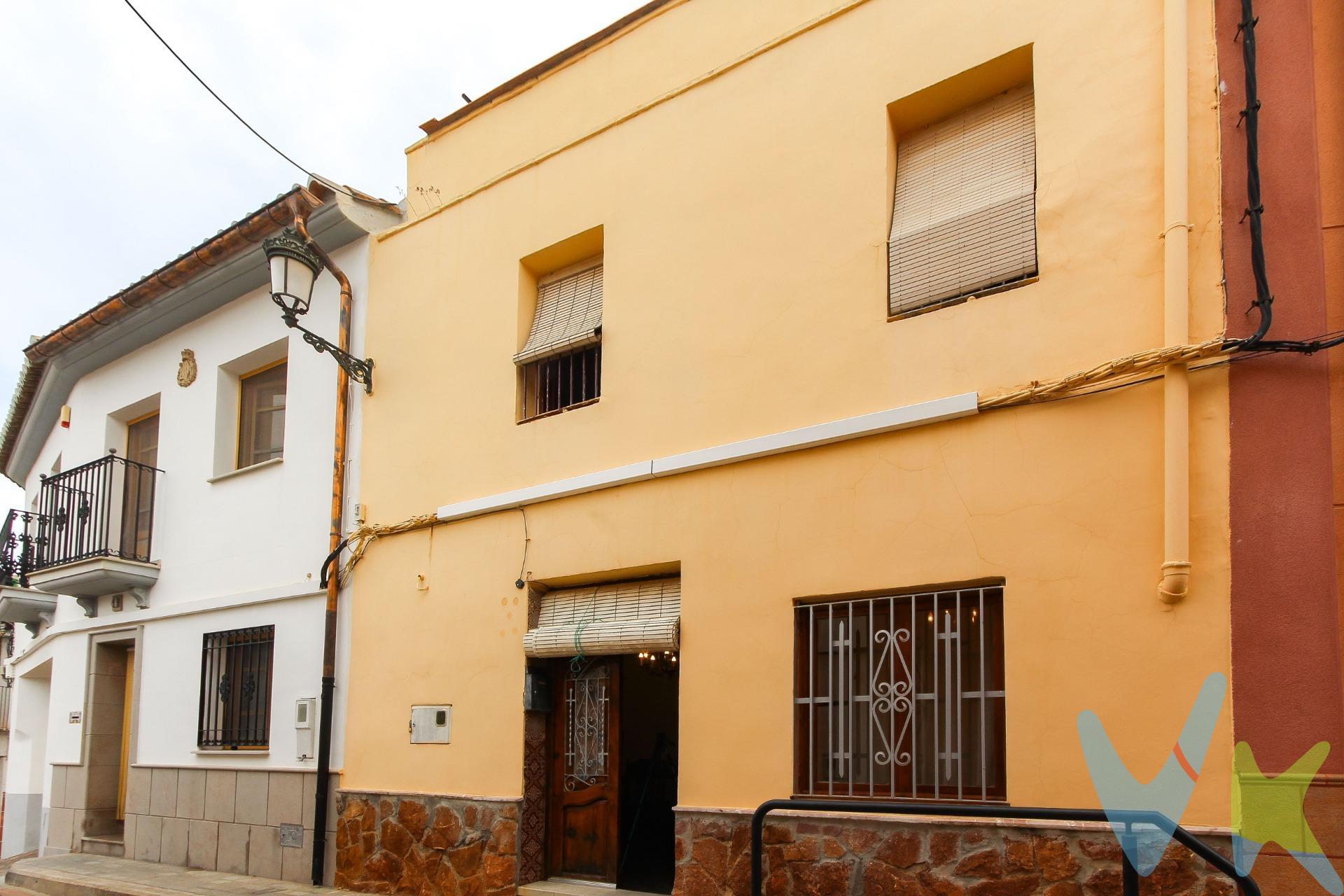 ¡Te presentamos esta encantadora casa de pueblo ubicada en el casco antiguo de Sagunto! La vivienda cuenta con dos plantas, una distribución bien pensada y abundante luz natural. Al entrar por la planta baja, te recibirá un acogedor salón comedor. Subiendo unas elegantes escaleras, accederás a la planta superior, donde disfrutarás de dos acogedores dormitorios, uno de ellos doble y otro sencillo. También encontrarás un pequeño estudio, una cocina independiente, un aseo con ducha, un práctico lavadero y un encantador patio con barbacoa, ideal para relajarte al aire libre. ¡Pero eso no es todo! Si subes unas escaleras más, llegarás a una amplia terraza en la parte superior, desde donde podrás contemplar vistas inolvidables del Castillo, el mar y todo Sagunto. Es el lugar perfecto para descansar y disfrutar del aire libre. Sagunto es un pueblo muy cómodo para vivir, con una amplia oferta de servicios como centros médicos, hospitales, centros comerciales, supermercados, colegios, guarderías e institutos públicos y privados. Además, encontrarás parques, polideportivos y monumentos históricos para explorar. La ubicación es inmejorable, cerca de la montaña y el mar, con la playa de Puerto Sagunto a solo 10 minutos y una excelente conexión con Valencia, que está a solo 25 minutos por la autopista A7. La vivienda se encuentra en buen estado y puede ser habitada tal como está o someterse a una reforma para adaptarla al gusto del nuevo propietario. Esto la convierte en una opción ideal para inversores interesados en alquileres turísticos o a largo plazo, así como para aquellos que buscan una primera o segunda vivienda. Si eres amante de la montaña y el mar y deseas disfrutar de los mejores atardeceres, pasear al aire libre o compartir agradables veladas con familiares y amigos, ¡esta casa es perfecta para ti!