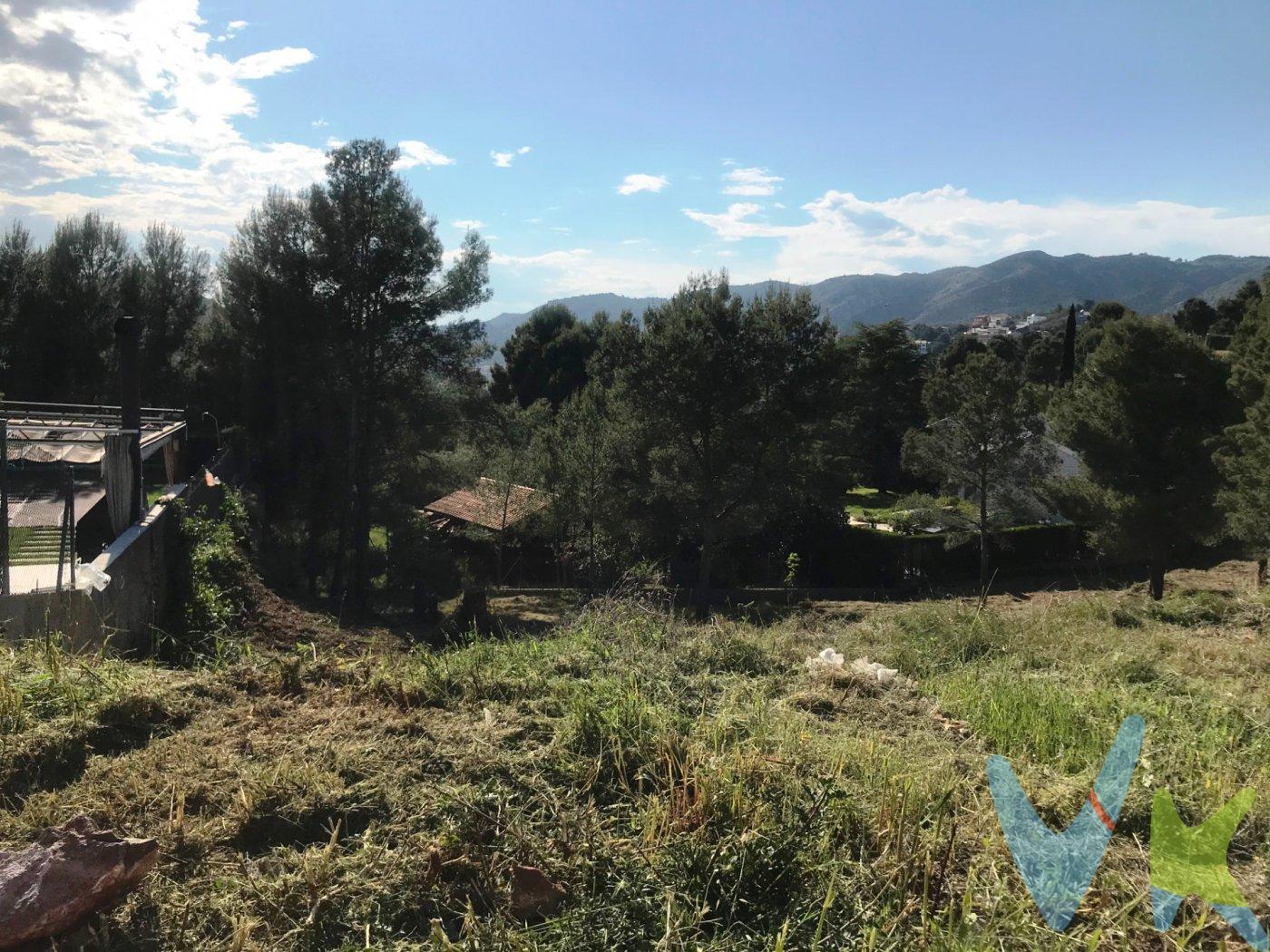 Conoces la Urbanización la coma?  puedes visitar una web específica de la misma en vivirenlacoma y si necesitas más información, no lo dudes y llámame, te contaremos muchas cosas y buenas de la misma, somos buenos conocedores de la misma.  .  Esta propiedad anteriormente eran dos parcelas de unos 1.500metros cada una, pero las hemos agrupado en una, para que de esta forma puedas desarrollar un proyecto de hasta tres casas unifamiliares independientes con tus amigos o familia.  .  Te hemos preparado un pre-proyecto para que lo puedas comprobar, sólo falta adquirir el suelo y empezar vuestro sueño.  .  Llámanos ¡¡¡¡¡¡¡, estaremos encantados de explicartelo todo con mucho detalle.  