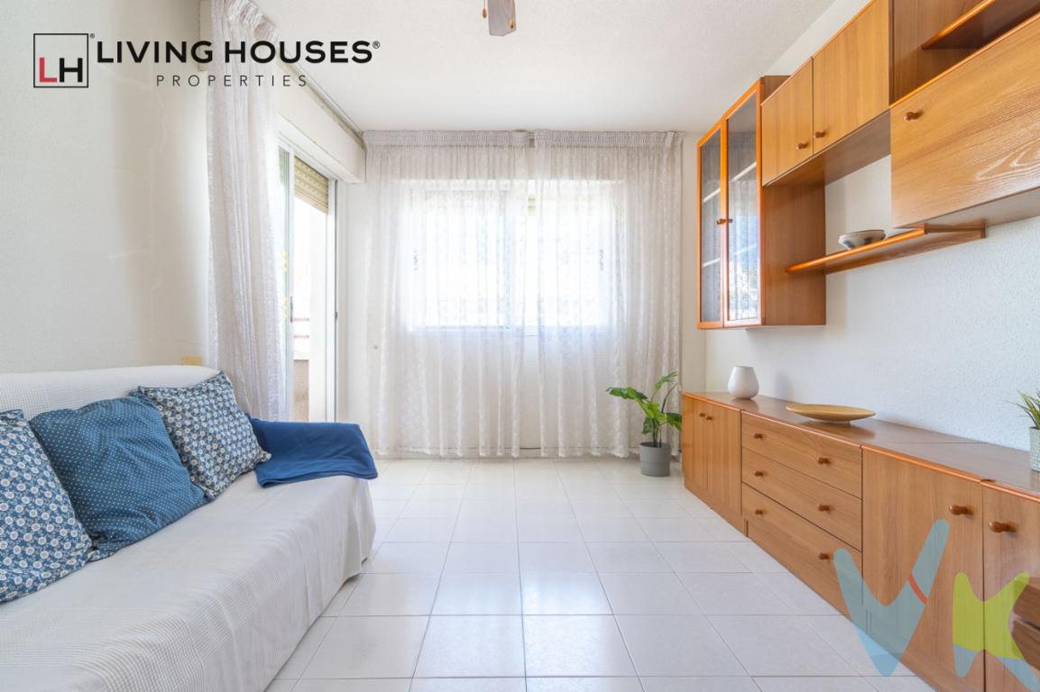  En venta un acogedor piso situado en la codiciada Zona Playa Morro de Gos, en Oropesa del Mar-Orpesa. Esta vivienda, ubicada en la segunda planta de un edificio construido en 1991, es perfecta para quienes buscan disfrutar de la tranquilidad y belleza de la costa mediterránea. Con 48 metros útiles, este piso está diseñado para aprovechar al máximo cada rincón.El piso consta de dos cómodas habitaciones, ideales para descansar después de un día en la playa o de explorar las maravillas del entorno. La cocina, equipada con electrodomésticos modernos, ofrece todas las comodidades necesarias para preparar deliciosas comidas, mientras que el salón amueblado crea un espacio acogedor para reunirse con familiares y amigos.Uno de los principales atractivos de esta propiedad es su amplia terraza, un lugar perfecto para relajarse al aire libre y disfrutar del clima templado y soleado que ofrece esta zona durante todo el año. Desde aquí, se puede disfrutar de las vistas a las calles aledañas y sentir la brisa marina refrescante que caracteriza a esta área costera.Los 55 metros construidos de este piso están distribuidos de manera eficiente para proporcionar un ambiente espacioso y funcional, adaptándose fácilmente a las necesidades de una pequeña familia, una pareja joven o incluso como inversión para alquilar. El inmueble incluye además una plaza de garaje, proporcionando seguridad y conveniencia al no tener que preocuparse por el aparcamiento.También se dispone de un trastero, un espacio adicional que siempre resulta útil para almacenar objetos de temporada o aquellas pertenencias que no se desean tener siempre a la vista. La ubicación del piso es inmejorable, ya que dispone de excelentes conexiones de transporte, con paradas de autobús y tren a pocos minutos a pie, facilitando el acceso a otras áreas cercanas, así como a la ciudad de Valencia y el aeropuerto.La proximidad a la playa Morro de Gos convierte a esta propiedad en una opción ideal para los amantes del mar. El piso viene completamente amueblado, brindando la posibilidad de integrarse de inmediato a este encantador hogar sin preocupaciones adicionales. La comodidad de entrar a vivir sin necesidad de hacer cambios es un gran punto a favor para quienes desean comenzar una nueva etapa de forma sencilla y rápida.Este piso colma las expectativas de quienes buscan una vivienda práctica y bien ubicada, en una de las zonas más preciadas de Oropesa del Mar-Orpesa. Su estilo eficiente y sus múltiples ventajas lo convierten en una oportunidad que no se debe dejar pasar. Le invitamos a visitarlo para que pueda comprobar de primera mano todas las maravillas que ofrece este espacio tan especial.Descubra por qué este piso en la Zona Playa Morro de Gos es ese hogar que siempre ha valorado. Cada detalle de esta vivienda ha sido cuidado para ofrecer una calidad de vida cómoda y serena a quienes decidan hacerlo su hogar. ¡No esperes más para vivir la vida que deseas junto al mar! 