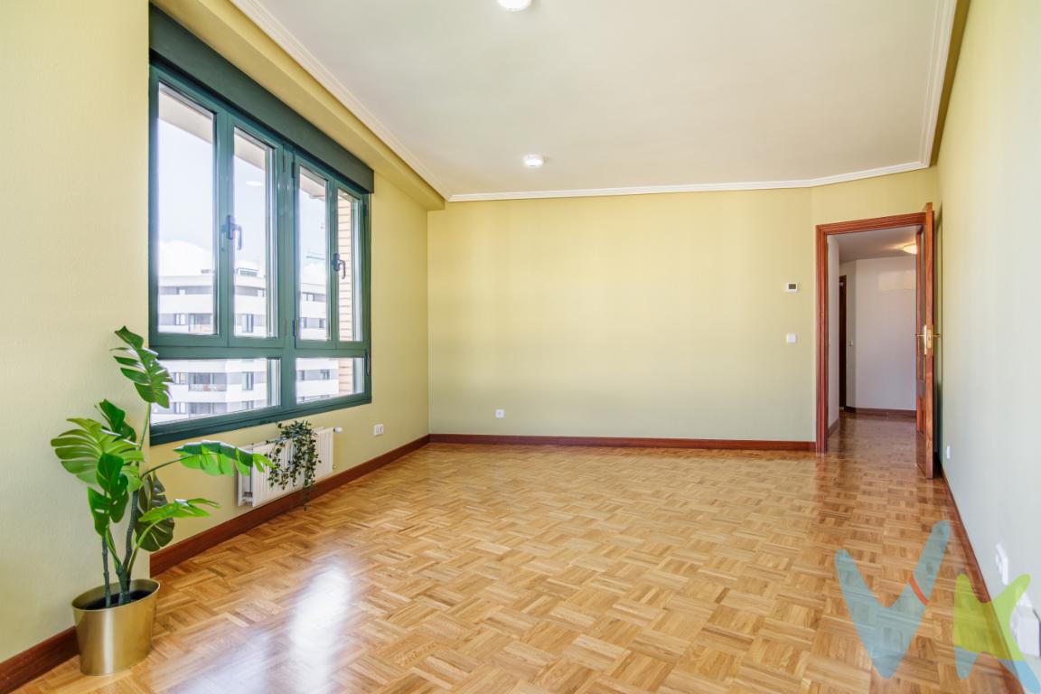 ?Piso en venta exterior, plaza de garaje y trastero, zona Huca Oviedo.?¿Buscas un hogar luminoso, listo para entrar a vivir y en una ubicación estratégica? Este fantástico piso situado en la Plaza Puerta de Europa (Oviedo) es la oportunidad que estabas esperando.  ?La vivienda destaca por ser exterior y hacer esquina, lo que garantiza una entrada de luz natural envidiable durante todo el día.Se distribuye en ?2 amplios dormitorios el principal con armario empotrado. 2 Baños completos (uno de ellos tipo suite en el dormitorio principal).  ?Salón-comedor independiente, espacioso y muy acogedor. ?Cocina independiente totalmente equipada con electrodomésticos (horno, campana, combi, lavadora, secadora).  ?  ?Construido en 2004, el piso se encuentra en excelente estado de conservación. ?Ventanas de PVC con Climalit para un aislamiento térmico y acústico perfecto. Suelos de parquet en estancias principales y gres cerámico en cocina y baños.  ?Calefacción individual de Gas Natural.?Puerta blindada para tu total seguridad. Extras que marcan la diferencia plaza de garaje y trastero incluidos en el precio.Vistas despejadas a la montaña y a la ciudad.  ?  ?Edificio con 2 ascensores y videoportero. Comunidad económica: solo 65,72 EUR/mes.  ?Muy buena ubicación, vivirás rodeado de todas las comodidades, excelentes comunicaciones (paradas de bus y tren muy próximas), zonas ajardinadas y todos los servicios necesarios para el día a día a un paso de tu puerta.A tan solo 5 minutos caminando del HUCA (Hospital Universitario Central de Asturias). A10 minutos en coche de Oviedo. 20 minutos en coche de Gijón y 25 de Avilés.?¡No pierdas la oportunidad de visitarlo! Contacta ahora para más información.PRECIO DE VENTA SIN GASTOS NI IMPUESTOS INCLUIDOS: El precio de venta no incluye gastos de notaría, registro de la propiedad, gestoría, ni el Impuesto de Transmisiones Patrimoniales (ITP) o el IVA/AJD. 