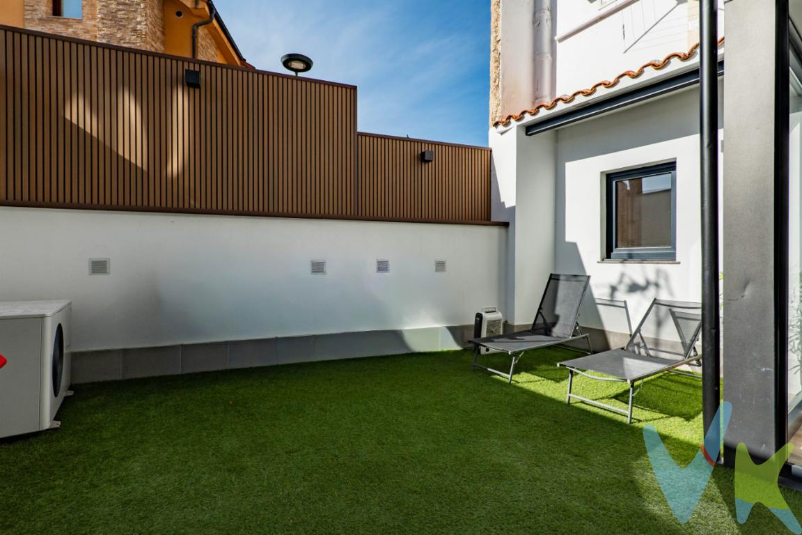 Espectacular vivienda en la zona de la Guía, de planta baja, totalmente reformada del año 2021, con altísimas calidades, distribuida en 3 dormitorios, dos baños salón y cocina. Desde esta estancia, abre una salida a un precioso y coqueto patio particular ideal para disfrutar de las horas solares del día gracias a su orientación Sureste-Suroeste, y de poder celebrar al aire libre cualquier evento con familiares o amigos. A su vez, en el patio tenemos el acceso a un cuarto que nos hace las funciones de trastero y donde tenemos la máquina de aerotermia, la cual nos abastece de ACS y de calefacción a toda la casa. Cabe decir que la temperatura interior de la casa es muy alta sin necesidad de poner la calefacción. El hecho de que tengamos supermercado muy cercano, o centros educativos a un paso, hace de esta vivienda un lugar ideal para hacer tu vivienda habitual. No lo dudes más, llámanos y ven a visitar esta preciosa vivienda, estaremos encantados de enseñartela.Se informa a los interesados que el precio de venta indicado no comprende, el Impuesto de Transmisiones Patrimoniales (ITP) los gastos asociados a la compraventa (notaría, registro de la propiedad y otros) ni los honorarios de la agencia inmobiliaria a cargo del comprador.