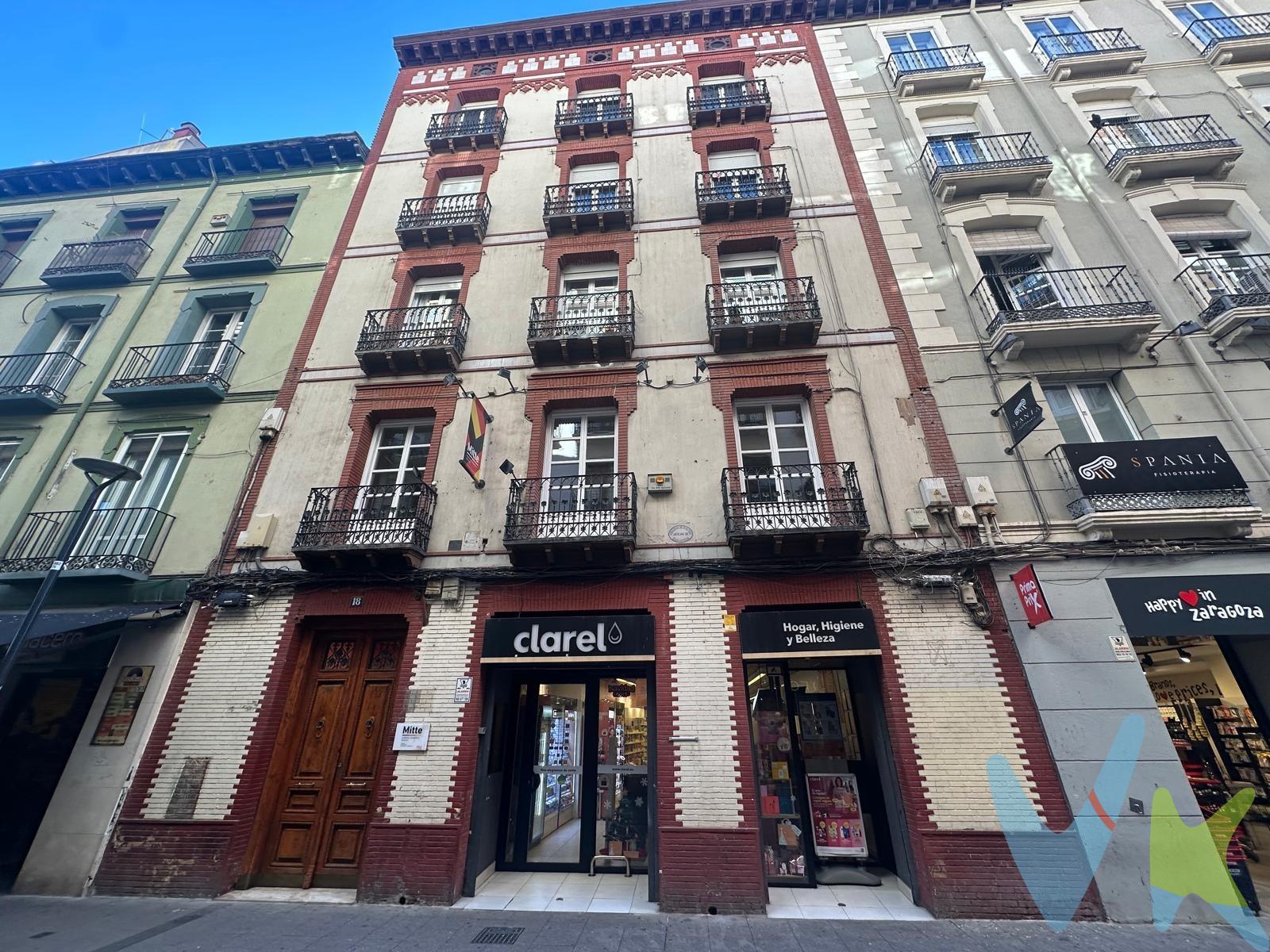 Ubicado en una de las zonas más emblemáticas y demandadas del centro de la ciudad, en la calle San Miguel, a escasos metros del paseo Independencia y el Coso, se encuentra este magnífico piso que aúna amplitud, carácter y una localización inmejorable. La vivienda cuenta con una superficie de 151 m², distribuida de forma equilibrada en cinco dormitorios, uno de ellos tipo suite, salón de 21 m2. La vivienda cuenta con varios balcones exteriores que aportan luminosidad y permiten disfrutar del pulso urbano desde un entorno privilegiado, cocina independiente y dos cuartos de baño. Además cuenta con una galería y un trastero para el almacenamiento. El inmueble se sitúa en una finca con encanto clásico, que conserva el aire señorial de la arquitectura tradicional, perfectamente cuidada y equipada con ascensor. Dispone de calefacción individual de gas, lo que garantiza confort y eficiencia. Como valor añadido, existe la posibilidad de segregación en dos viviendas, y ponemos a su disposición plano orientativo que muestra la opción de distribución, ideal tanto para inversión como para uso residencial. Actualmente la vivienda se encuentra alquilada, lo que la convierte en una interesante oportunidad para inversores. Para ampliar información o concertar una visita, no dude en contactar con nosotros. Estaremos encantados de atenderle. **NOTA HISTÓRICA: la calle toma su nombre de la Iglesia de San Miguel de los Navarros, construida tras la reconquista cristiana de la ciudad en 1118 por Alfonso I, donde la participación de tropas navarras fue clave, y se dedicó a San Miguel en honor a su patrón medieval. **Gastos de compraventa e intermediación no incluidos en el precio. 