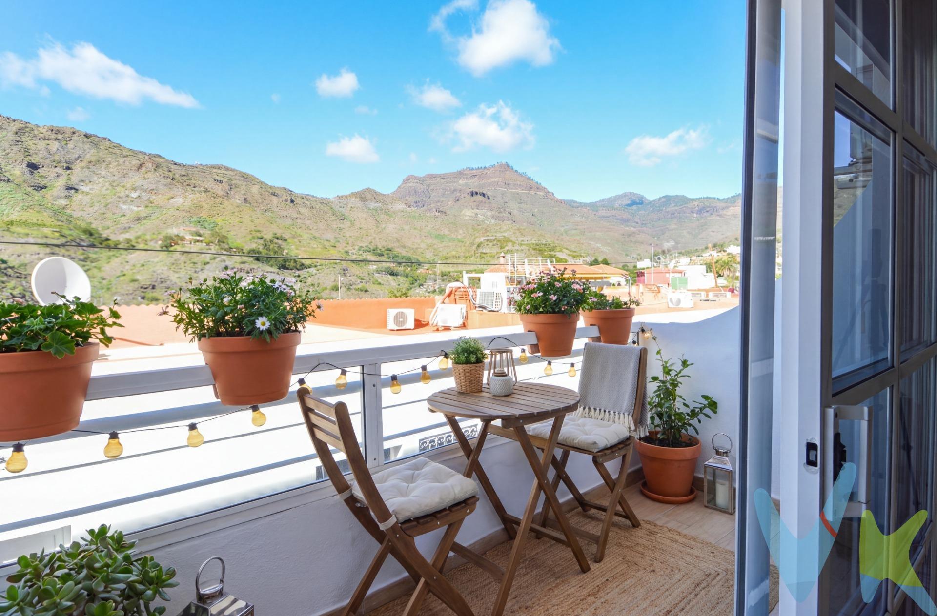 Este dúplex se encuentra en un enclave privilegiado de Mogán pueblo , lejos del bullicio turístico de la costa y sumergido en la autenticidad de un valle rodeado de palmerales, buganvillas y bonitos paisajes a las montañas. Al formar parte de un residencial de pocos vecinos, la propiedad ofrece una sensación de exclusividad y tranquilidad en la zona. Esta ubicación privilegiad en el último nivel del complejo, el dúplex no solo gana en privacidad, sino que se convierte en un mirador exclusivo sobre el valle. La propiedad cuenta con una plaza de aparcamiento privada, es un lujo funcional indispensable. . Se vende tal como se aprecia en las fotografías, parcialmente amueblado y ofrece numerosas posibilidades en su interior, ideal para personalizarla y adaptarla a distintos estilos o necesidades. La planta principal, con acceso por escaleras, da la bienvenida a una agradable terraza con vistas a las montañas, ideal para disfrutar del entorno. En su interior cuenta con un amplio y luminoso salón, cocina , práctica solana donde poder colocar un segundo baño y un dormitorio, ofreciendo una distribución cómoda y con gran potencial para crear un hogar acogedor. . La planta alta ofrece una zona de descanso bien distribuida, con un dormitorio principal con ventanales que miran a las montañas, perfecto para momentos de relax, un segundo dormitorio con vistas al campo y un amplio baño totalmente equipado. La vivienda se encuentra próxima a las principales áreas de servicios, con fácil acceso a comercios, supermercados, centros educativos y transporte, lo que garantiza comodidad y practicidad en el día a día. * Cuota comunitaria: 30 €/mes con suministros no incluidos. *  Algunas imágenes de este anuncio han sido optimizadas o generadas mediante IA para mostrar el potencial de reforma o decoración de la vivienda. 🔑*Visitas a la propiedad*: Todos los interesados en ver la propiedad deberán presentar un documento de identificación válido, como DNI, NIE o pasaporte, antes de la visita. Además, se requerirá que firmen una hoja de visita al ingresar a la propiedad. INFORMACION ADICIONAL:. - El uso de la propiedad estará siempre sujeto a la legislación vigente. - Información legal: El Precio de Venta al Público (PVP) no incluye impuestos ni gastos de escritura, que legalmente corresponden al comprador y se estiman entre un 8% y 10% adicional. Estos costes comprenden el ITP (6,5% general, sujeto a excepciones) en viviendas de segunda mano, o IGIC (7%) y AJD (1%) en obra nueva, además de aranceles de Notaría y Registro (aprox. 0,3% - 0,8%) y gestión documental. La base imponible se calculará sobre el mayor valor entre el precio de venta, la tasación o el valor de referencia catastral. Los gastos derivados de la financiación (tasación y gastos bancarios) corren a cargo del comprador según su elección, mientras que los honorarios de intermediación inmobiliaria están incluidos en el precio y son asumidos por el vendedor. Operación sujeta a aceptación expresa del vendedor e información legal completa a disposición del consumidor. - La información sobre la propiedad está sujeta a posibles errores y cambios involuntarios. 