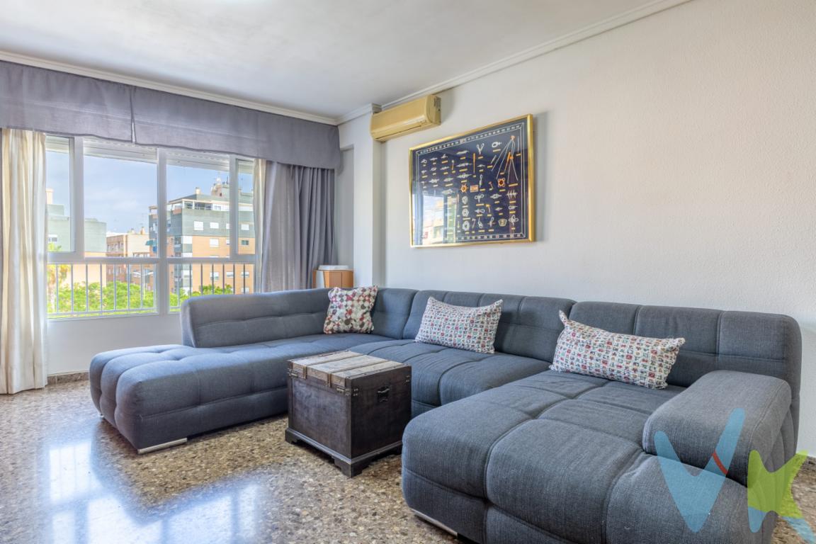 Te presentamos esta acogedora y luminosa vivienda VPO en segunda línea de playa, ubicada en una de las zonas más demandadas de Puerto de Sagunto. A tan solo unos minutos caminando de la orilla, este piso seminuevo es perfecto tanto como residencia habitual como inversión.Con una distribución funcional y moderna, la vivienda cuenta con 3 dormitorios, ideales para familias o para disponer de un despacho o zona de invitados. El amplio salón-comedor, bañado de luz natural, ofrece vistas despejadas a la plaza Cánovas del Castillo, un lugar tranquilo y lleno de vida donde disfrutar del entorno urbano sin renunciar a la calma.La cocina es independiente y ha sido recientemente reformada, equipada con materiales de calidad y pensada para el día a día. Cada rincón del piso ha sido cuidado al detalle, ofreciendo un espacio listo para entrar a vivir, sin necesidad de reformas ni ajustes.Disfruta de un edificio donde no hay gastos de la comunidad de vecinos ya que disponen de una antena telefónica que les paga renta por utilizar la azoteaUna vivienda que combina ubicación, comodidad y calidad, ideal para quienes buscan empezar una nueva etapa cerca del mar, con todos los servicios a mano y la tranquilidad de un hogar acogedor.Empieza a construir tus sueños aquí. ¡Ven a visitarlo y enamórate!*Por mandato expreso del propietario, comercializamos este inmueble en exclusiva, lo que le garantiza el acceso a toda la información,   a un servicio de calidad con el sello de Inmueble certificado que asegura tranquilidad a los compradores.*El precio indicado no incluye gastos ni otros conceptos. Al precio habrá que añadirle los gastos propios de la transmisión inmobiliaria,   como: honorarios notariales, impuesto al que se encuentre sujeta la transmisión (Impuesto sobre el Valor Añadido o Impuesto sobre Transmisiones Patrimoniales y Actos Jurídicos Documentados, según el caso),   gastos de inscripción en el Registro de la Propiedad y honorarios de intermediación de la agencia inmobiliaria.   *el inmueble se vende sin amueblar, sin electrodomésticos, enser o elemento decorativo.