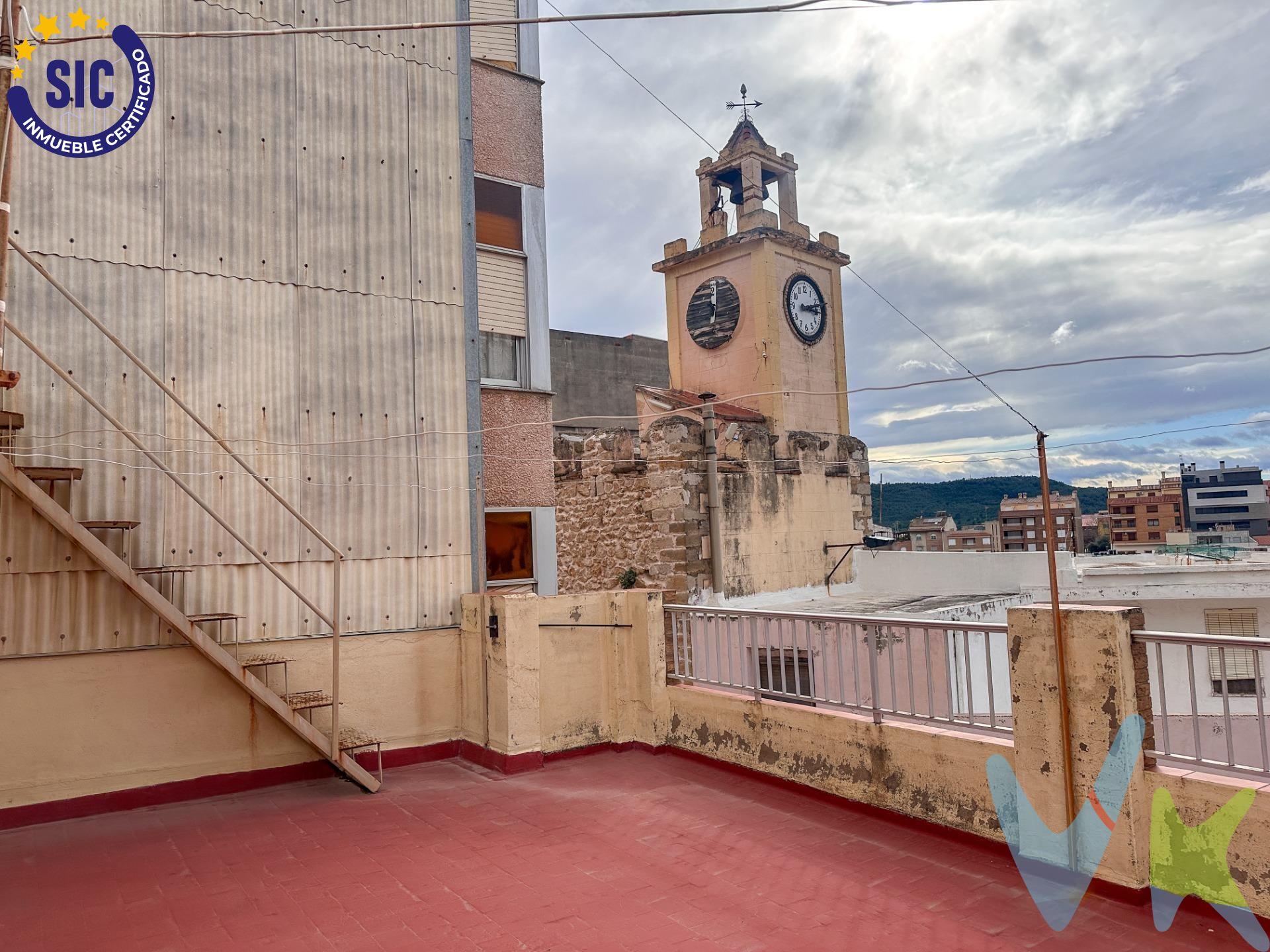 Oportunidad única en la zona centrica de Alcora: se presenta esta impresionante casa-edificio que destaca por su amplitud y versatilidad. Con varias plantas más un sótano equipado, con no una, sino dos cocinas funcionales; es perfecta tanto para grandes familias como para aquellos inversionistas interesados en alquilar habitaciones. La propiedad cuenta con luminosos salones-comedores que invitan a disfrutar del espacio compartido junto a familiares o amigos. El inmueble dispone de un total de doce acogedoras habitaciones – algunas equipadas con armarios empotrados – así como cuatro amplios baños completos y un aseo adicional que garantizan comodidad e intimidad. Idealmente situada cerca del centro urbano, ofrece acceso fácil a servicios esenciales y actividades recreativas locales. Es importante mencionar que la superficie indicada corresponde a mediciones técnicas reales; las cifras registrales pueden variar notablemente debido a discrepancias catastrales existentes. Para cualquier consulta relacionada sobre características específicas u documentación referida al inmueble -que actualmente tiene doble referencia catastral- le recomendamos contactar directamente nuestra inmobiliaria. Este inmueble es en exclusiva, con lo que le facilitamos cualquier información sobre la vivienda. Por este motivo, solicitamos no molesten al propietario, ocupantes de la propiedad o vecinos. En todos los casos los precios expuestos son más impuestos y gastos derivados de la transmisión del inmueble.